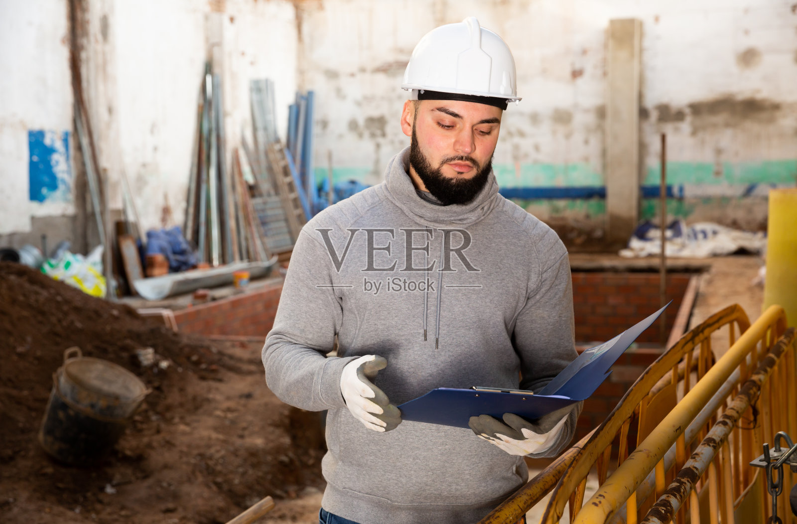 工程师规划建筑工地的翻新工程照片摄影图片