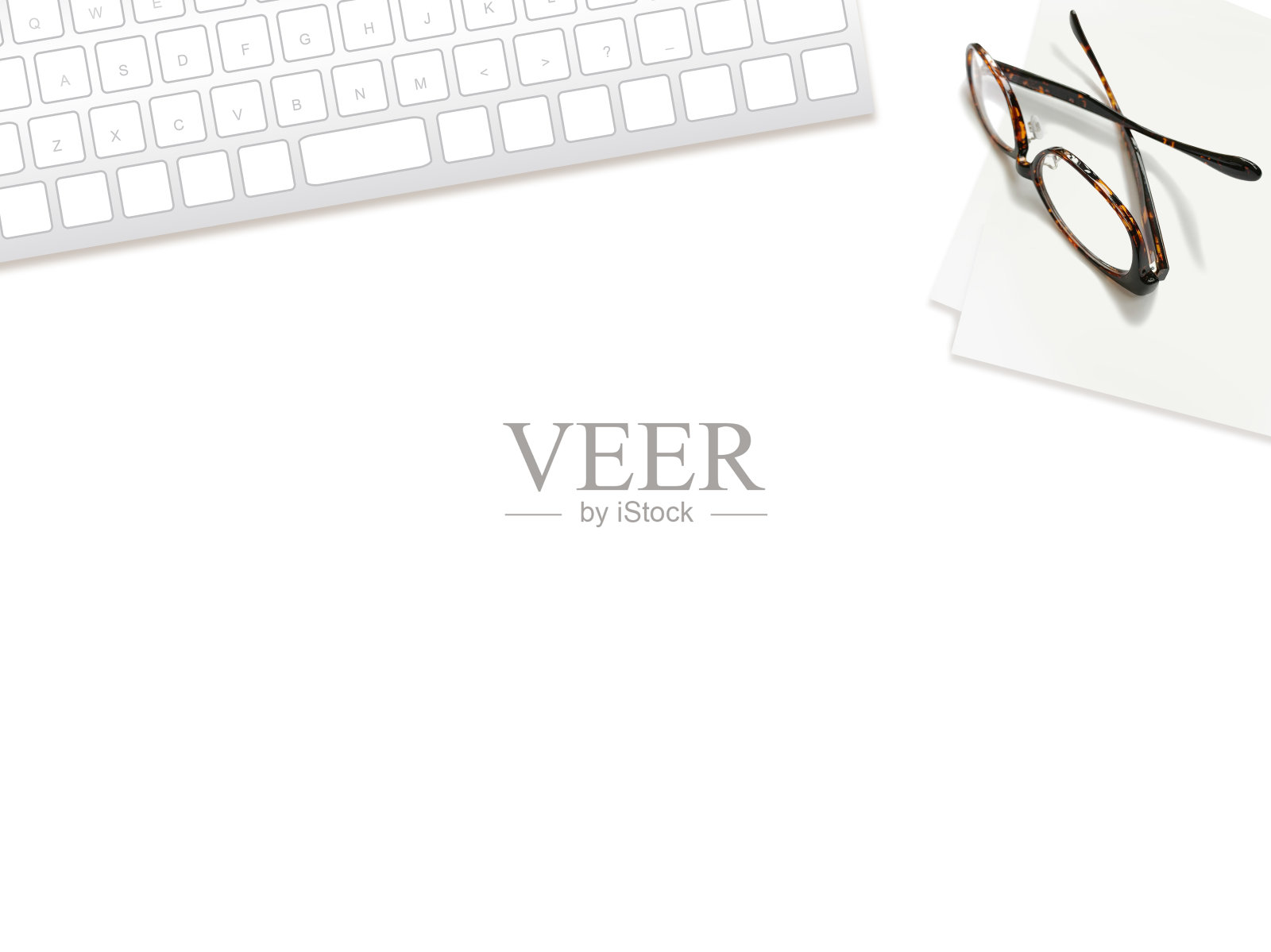 电脑键盘、眼镜和文具背景插图照片摄影图片