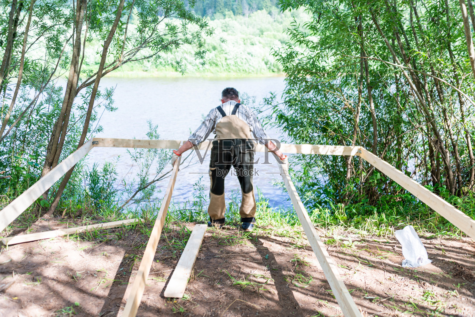 人们建造木屋照片摄影图片