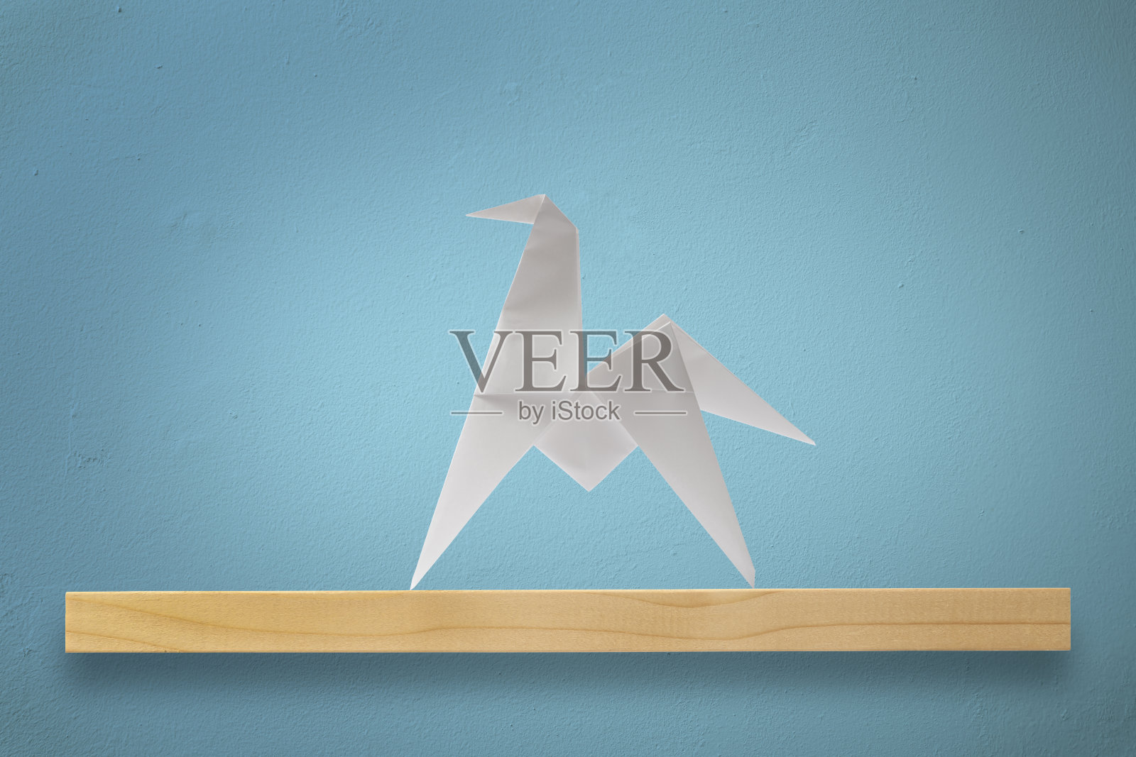 木架上的空白折纸马照片摄影图片