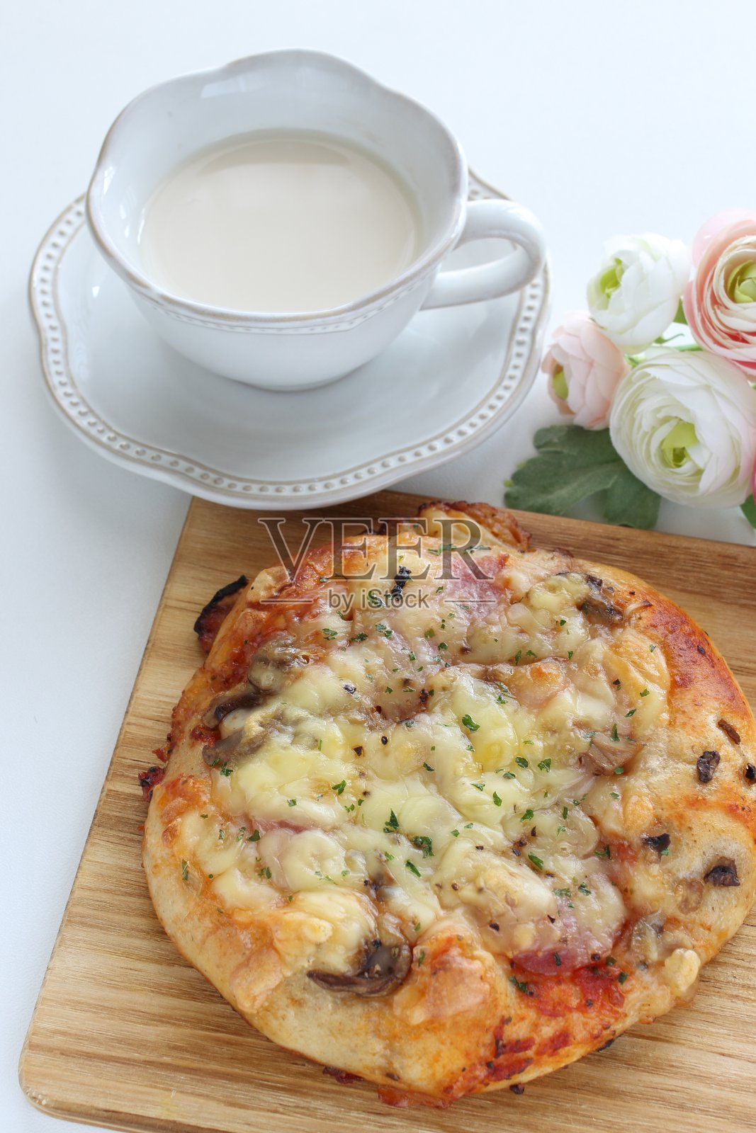 培根蘑菇披萨照片摄影图片