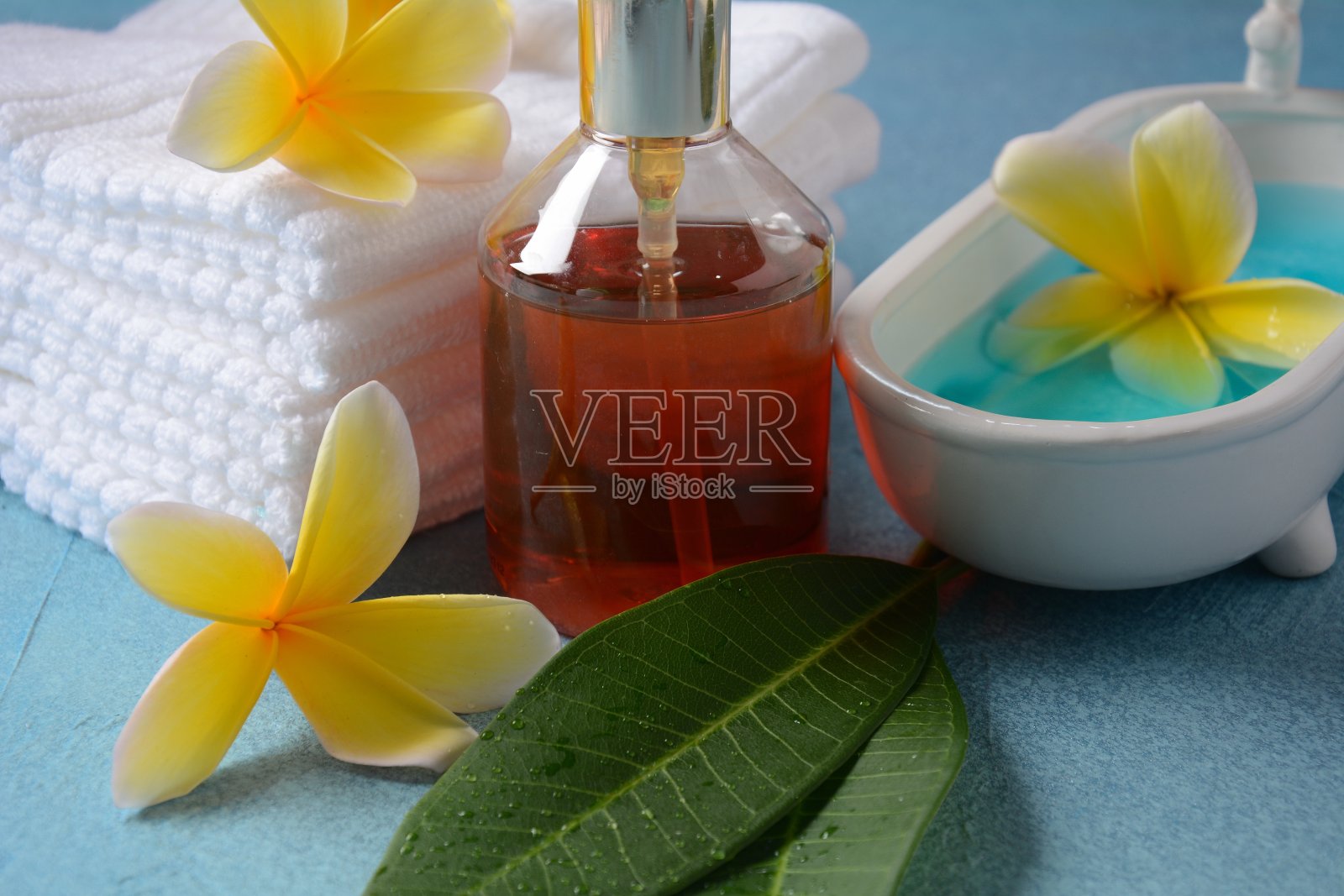 蓝色背景上的芳香蓝色死海浴盐照片摄影图片