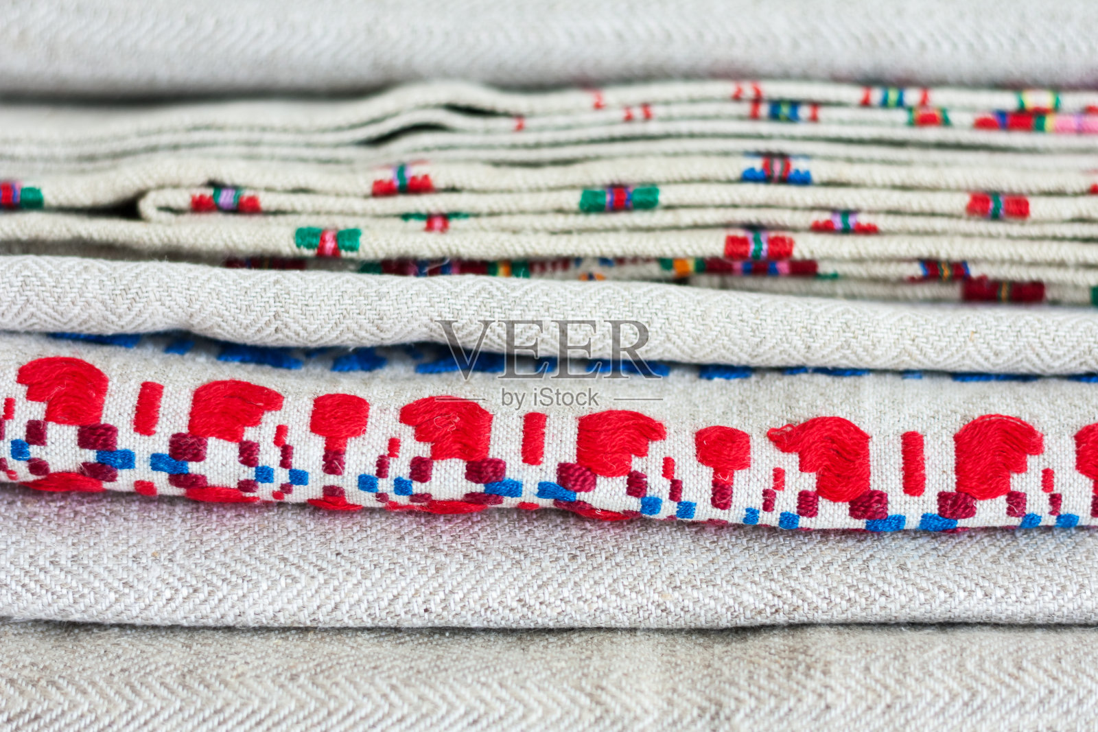 一叠亚麻刺绣毛巾,乌克兰传统手工制作。照片摄影图片