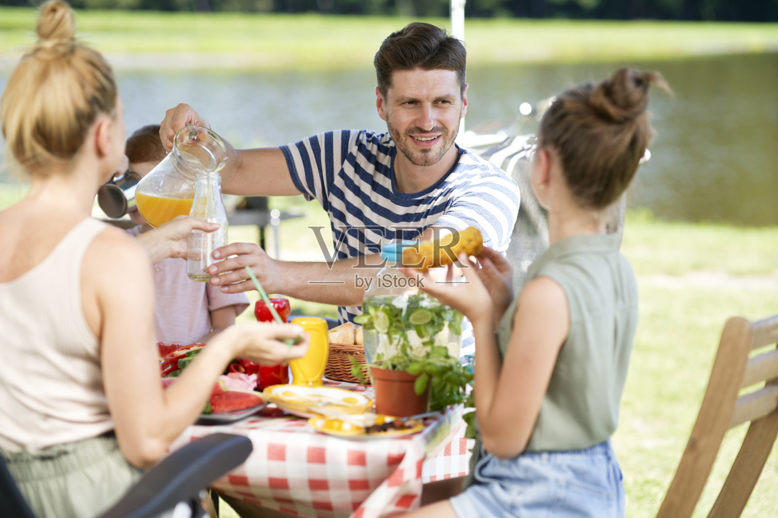 欢乐的一家人在露营吃午餐照片摄影图片