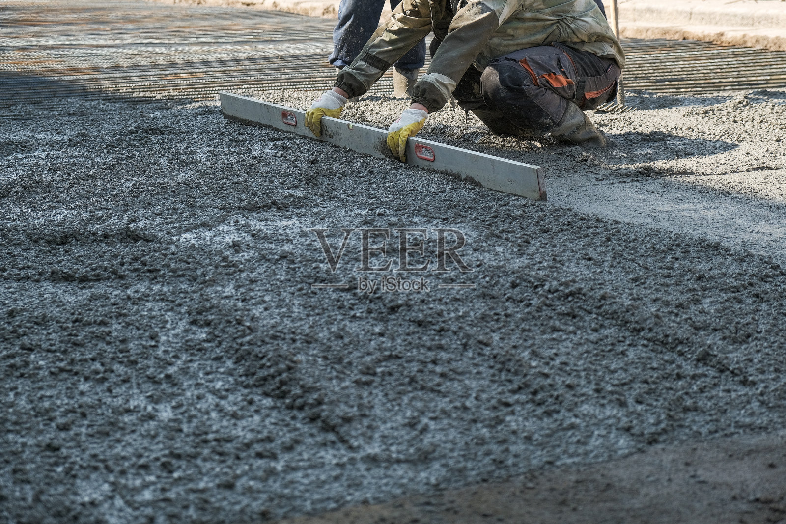 建筑工人们在建筑工地上浇筑混凝土照片摄影图片