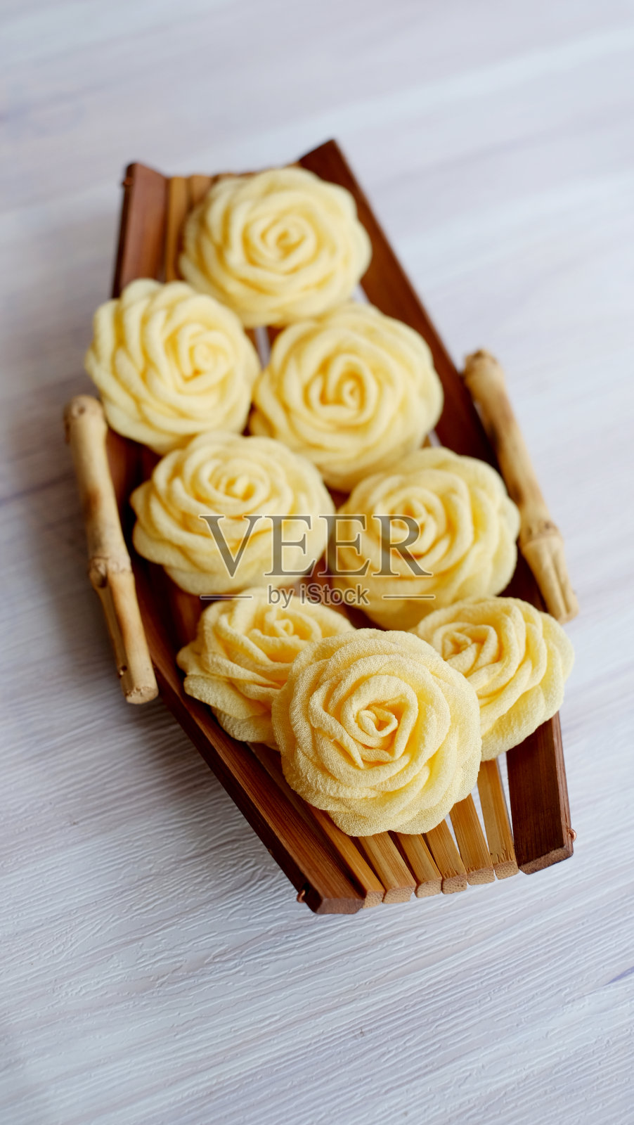 手工玫瑰花由美丽的柔和的黄色织物制成照片摄影图片