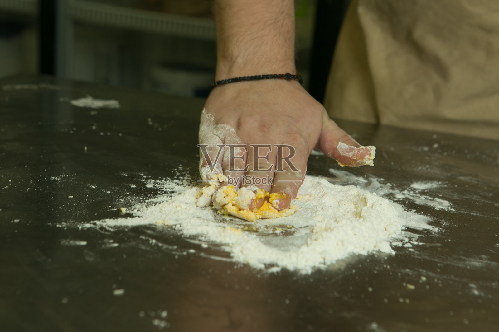 健康食品的概念。制作天然蛋面的过程。厨师的手正在揉面。照片摄影图片
