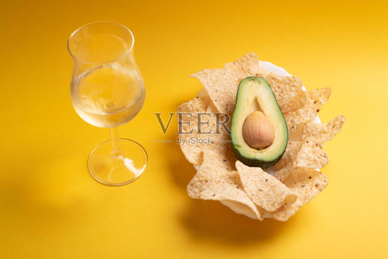 半牛油果梨配玉米片酒杯配黄酒照片摄影图片