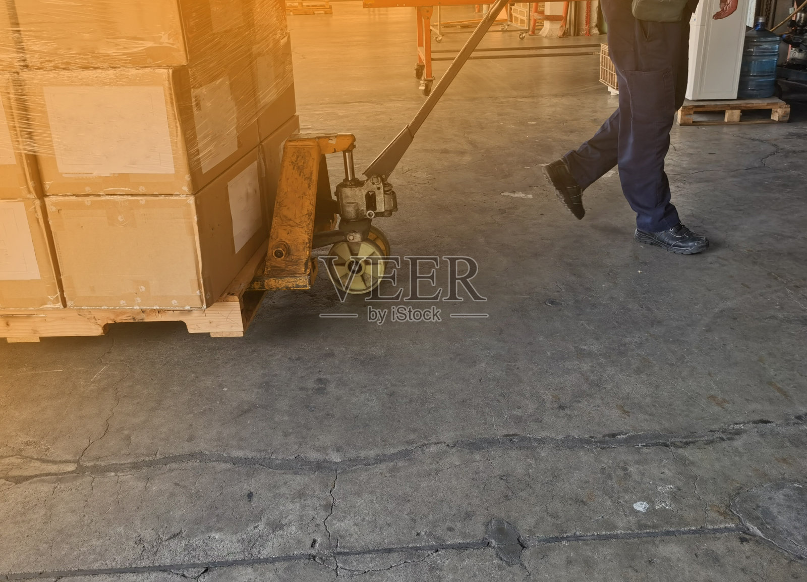 在物流运输行业,工人驾驶叉车从集装箱卡车上装载和卸载装运纸箱和木制托盘上的货物到仓库的货物存储照片摄影图片