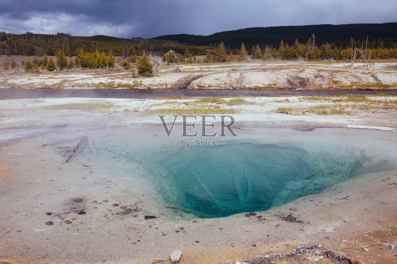 黄石国家公园饼干盆地的蓝宝石色温泉照片摄影图片