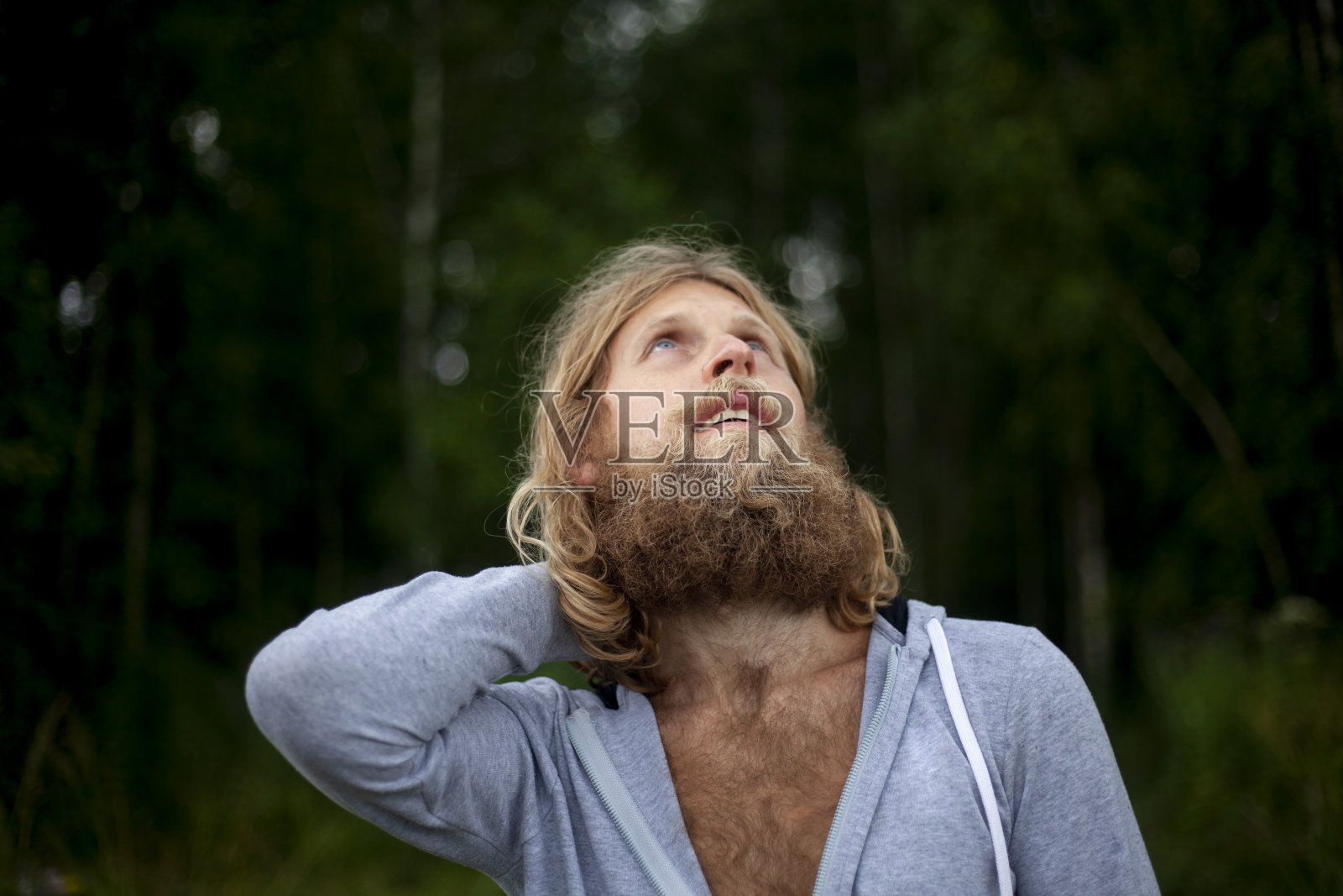 一个留着大胡子的家伙。他在大自然中旅行。照片摄影图片