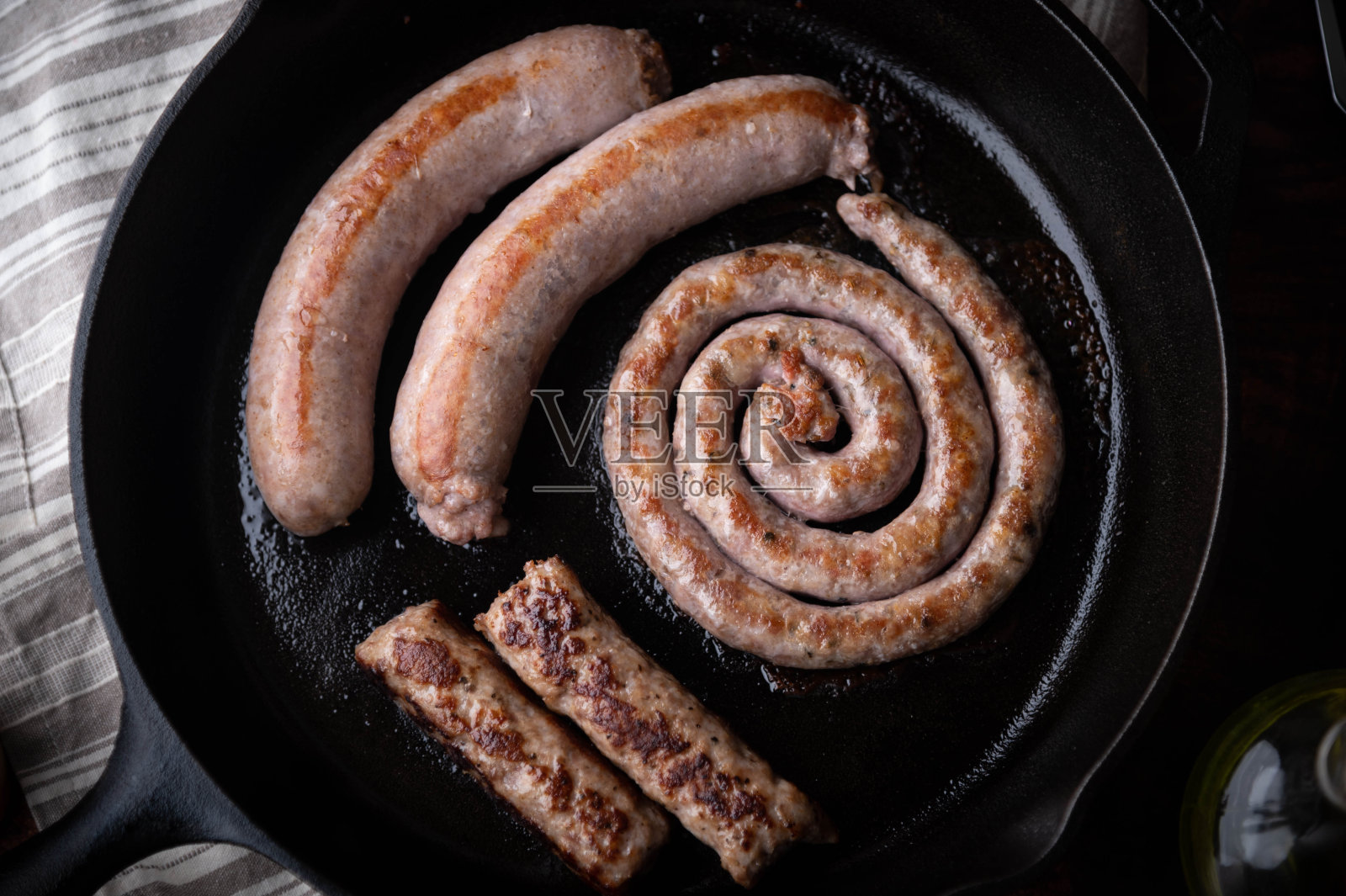 用铁锅煮香肠照片摄影图片