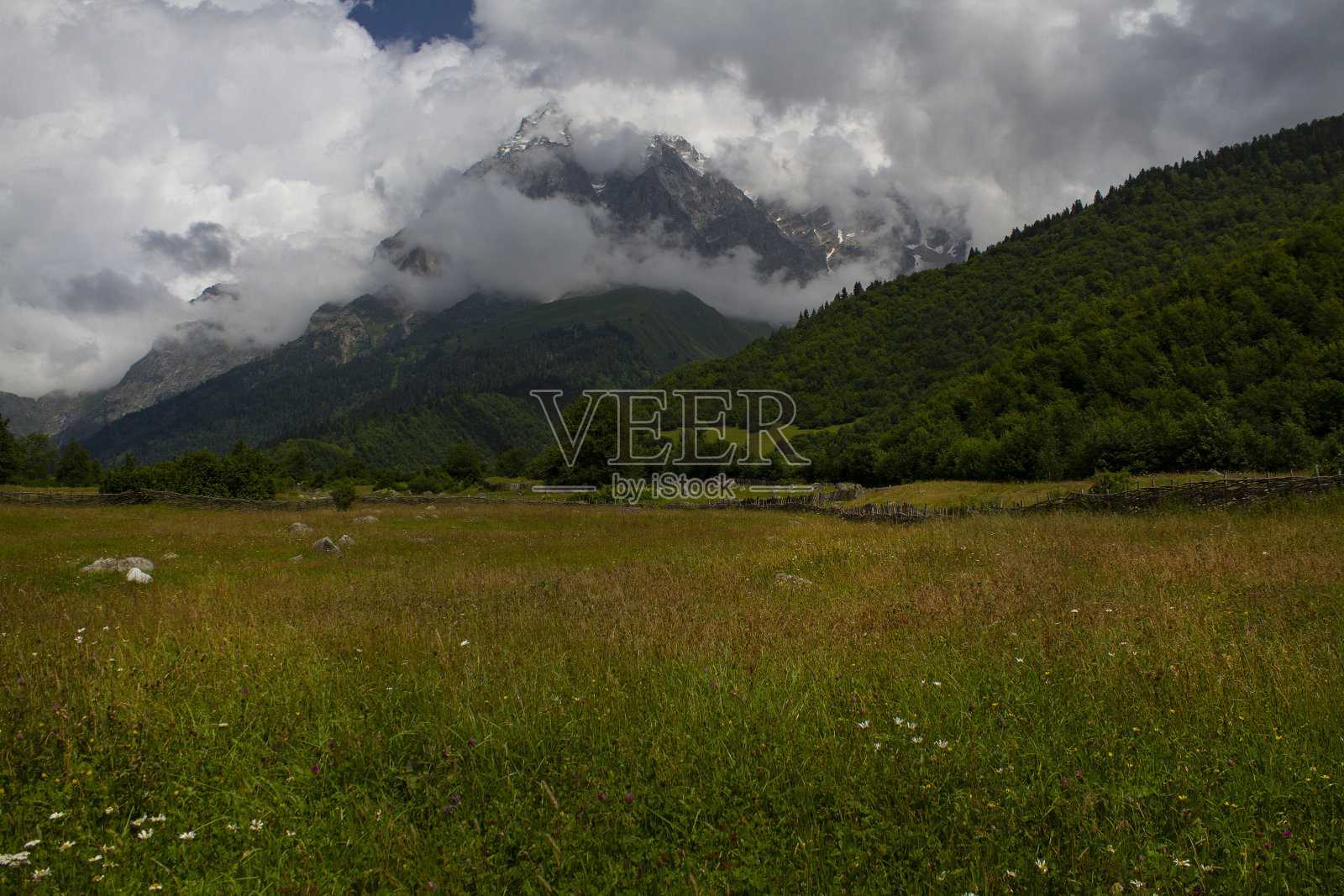 上斯瓦涅季夏日风光照片摄影图片