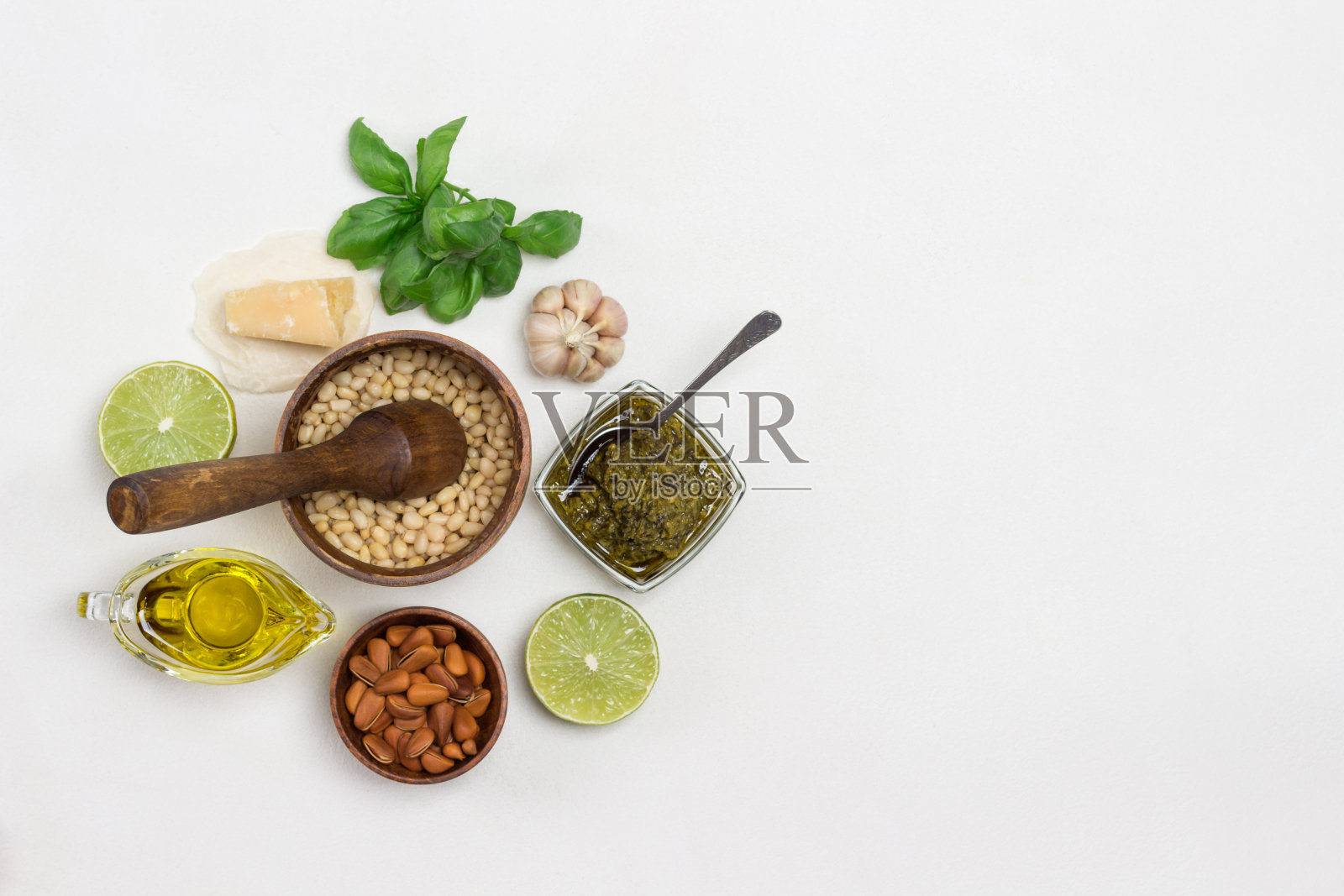 自制香蒜沙司和配料。照片摄影图片