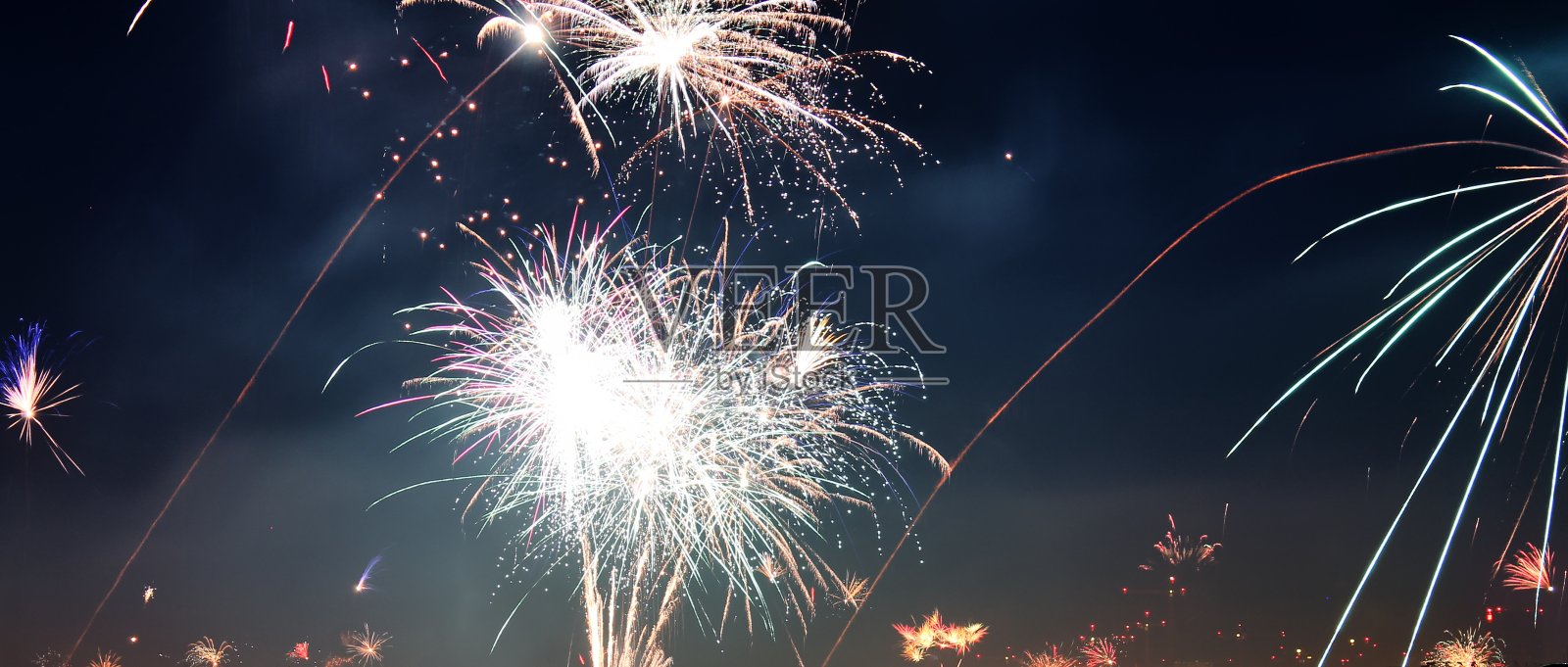 维也纳屋顶上长时间的烟花照片摄影图片