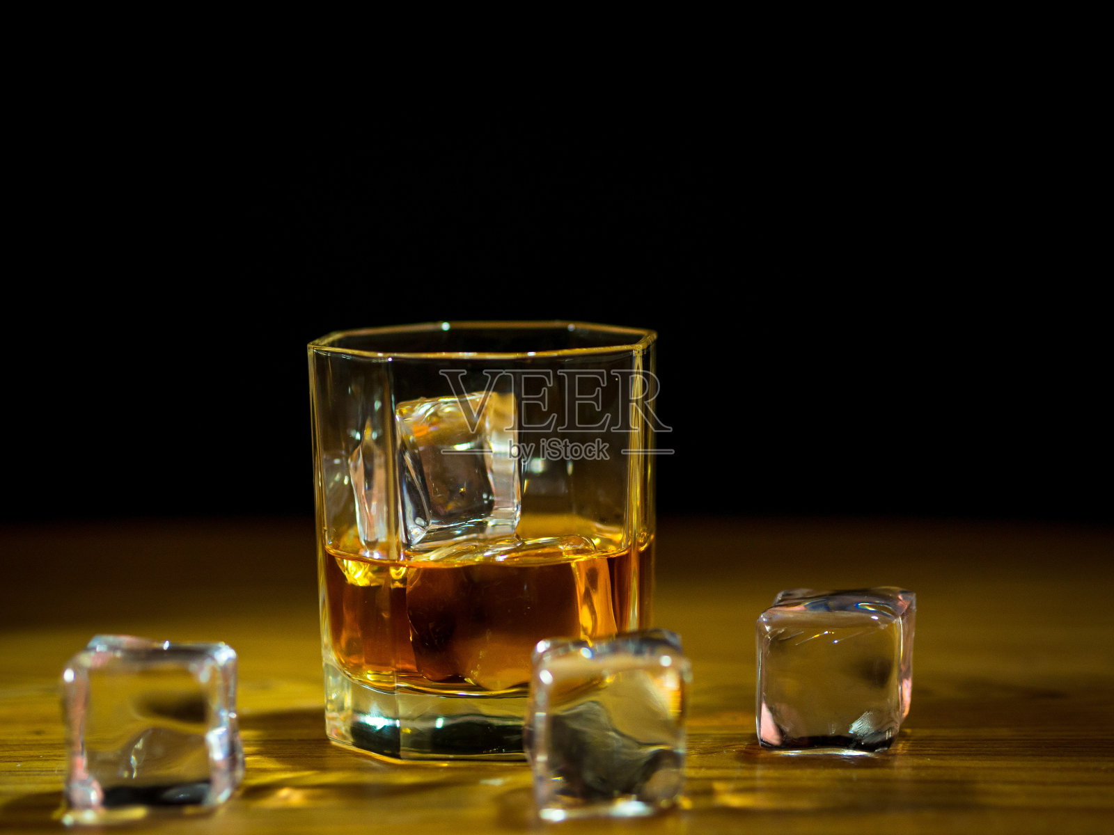 低光摄影威士忌庆祝概念照片摄影图片