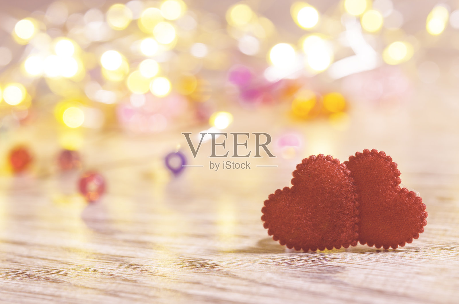 木桌上两颗红心的特写照片摄影图片