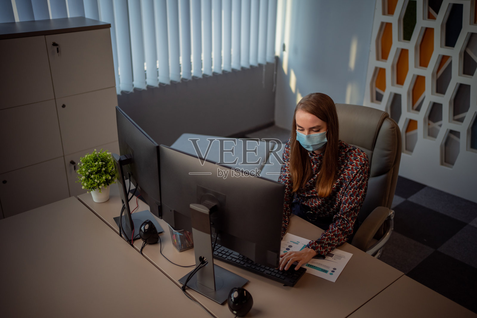 在办公室工作的女商人照片摄影图片