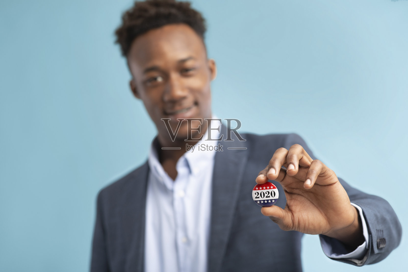 快乐的非洲裔美国人拿着投票针照片摄影图片