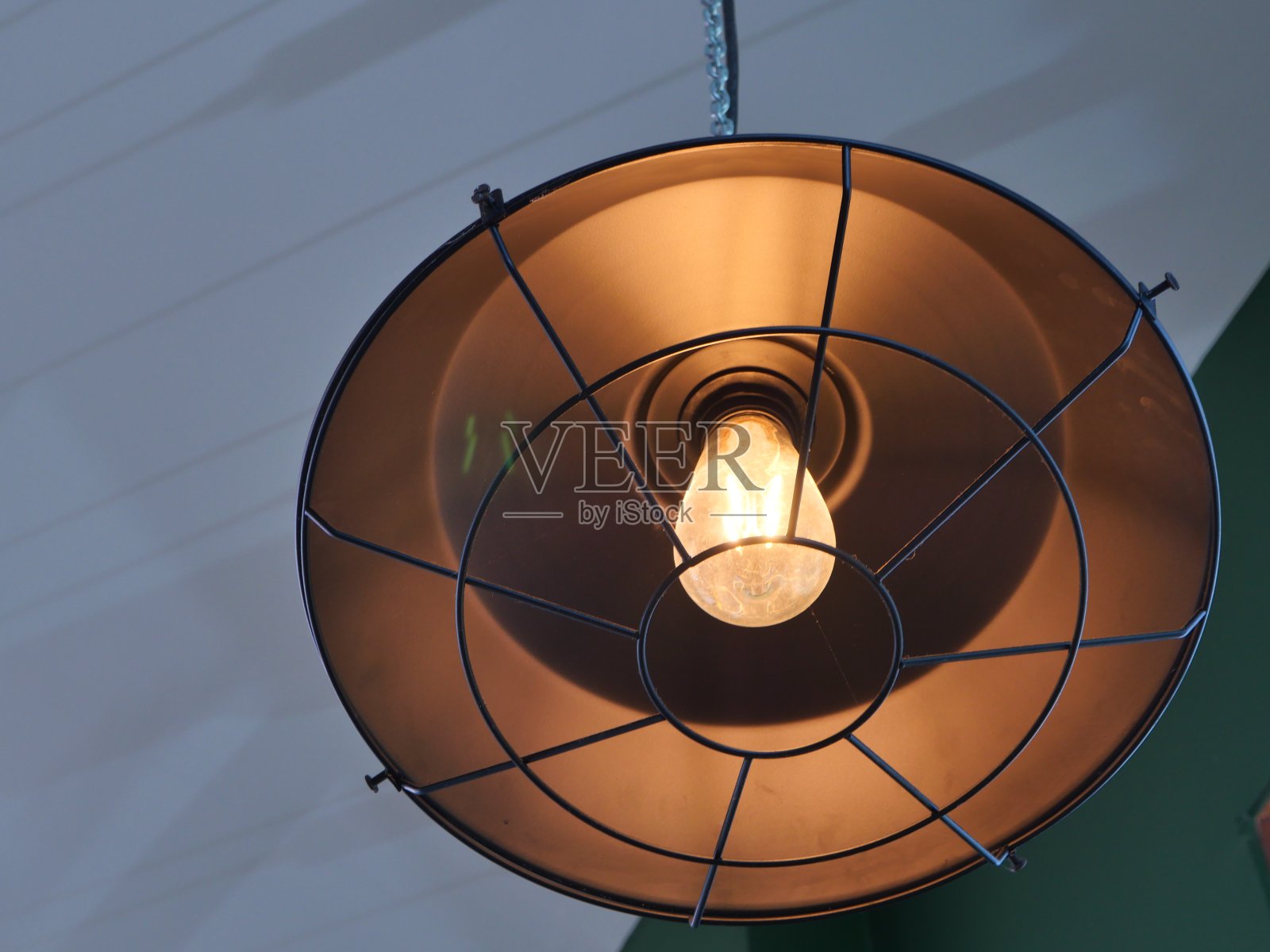 阁楼式天花板灯照片摄影图片