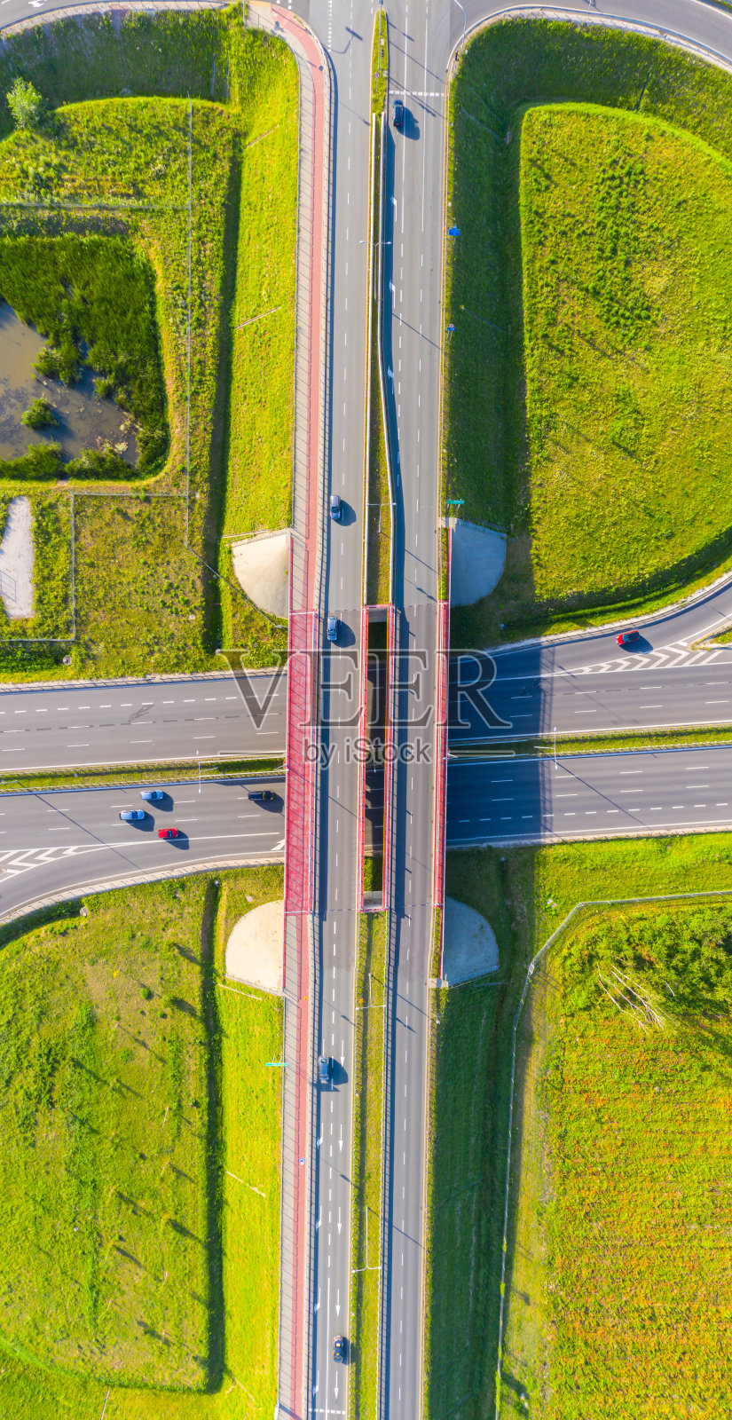 十字路口鸟瞰图-交汇处鸟瞰图-运输和物流无人机瞰图照片摄影图片