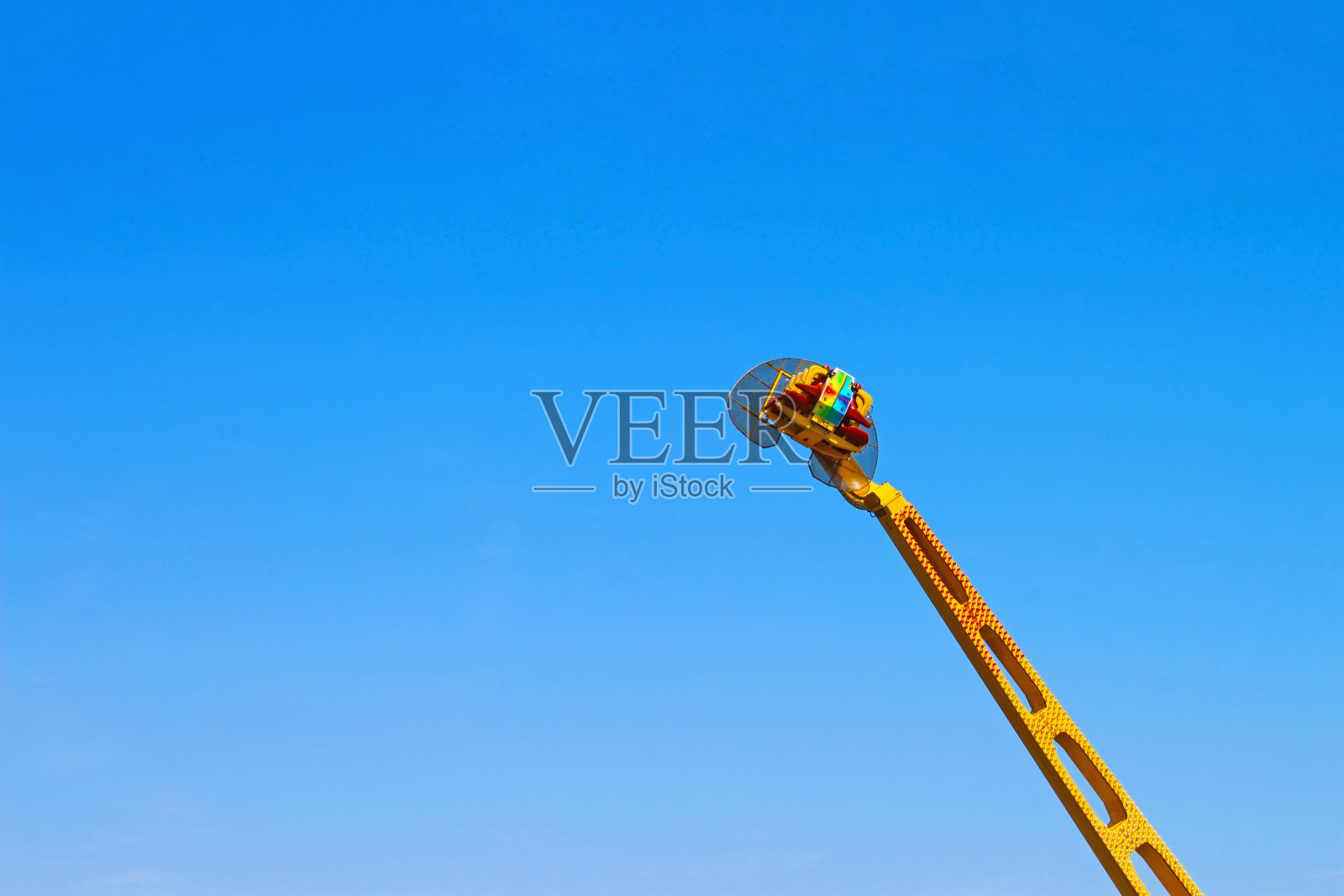 在乌克兰敖德萨的蓝天背景上吸引人们照片摄影图片