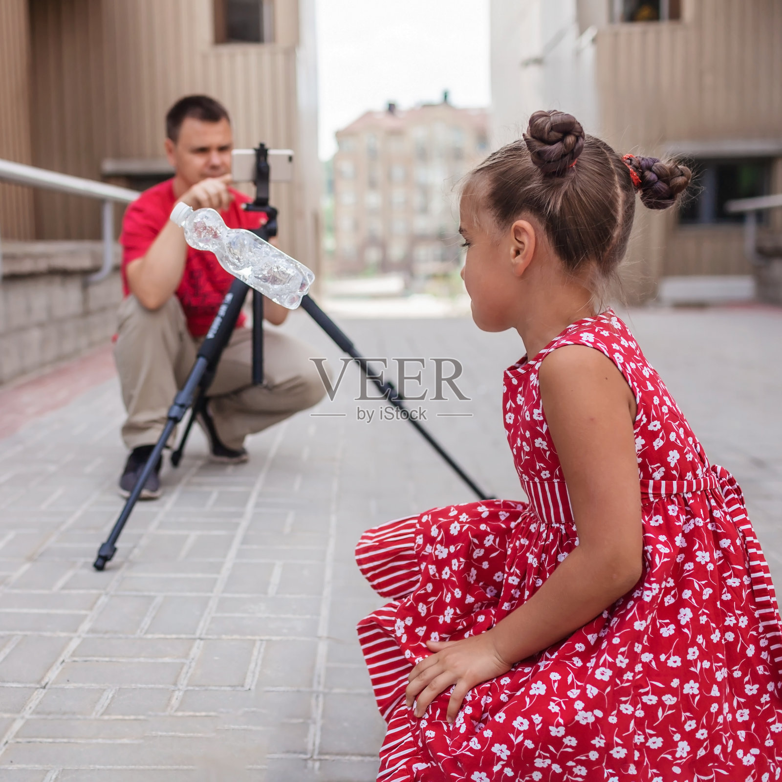 网上赚钱。父亲和女儿为家庭频道录制影片,视频博主照片摄影图片