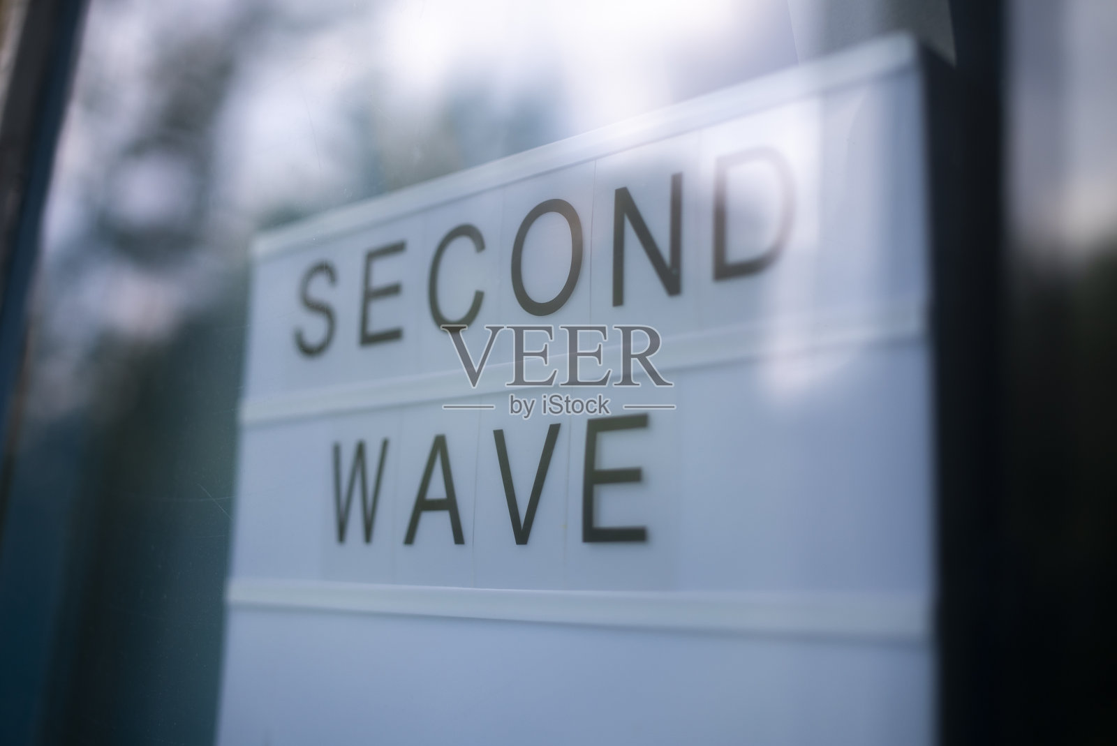 酒店玻璃门后面的第二波灯箱作为标志。检疫隔离概念的第二波照片摄影图片