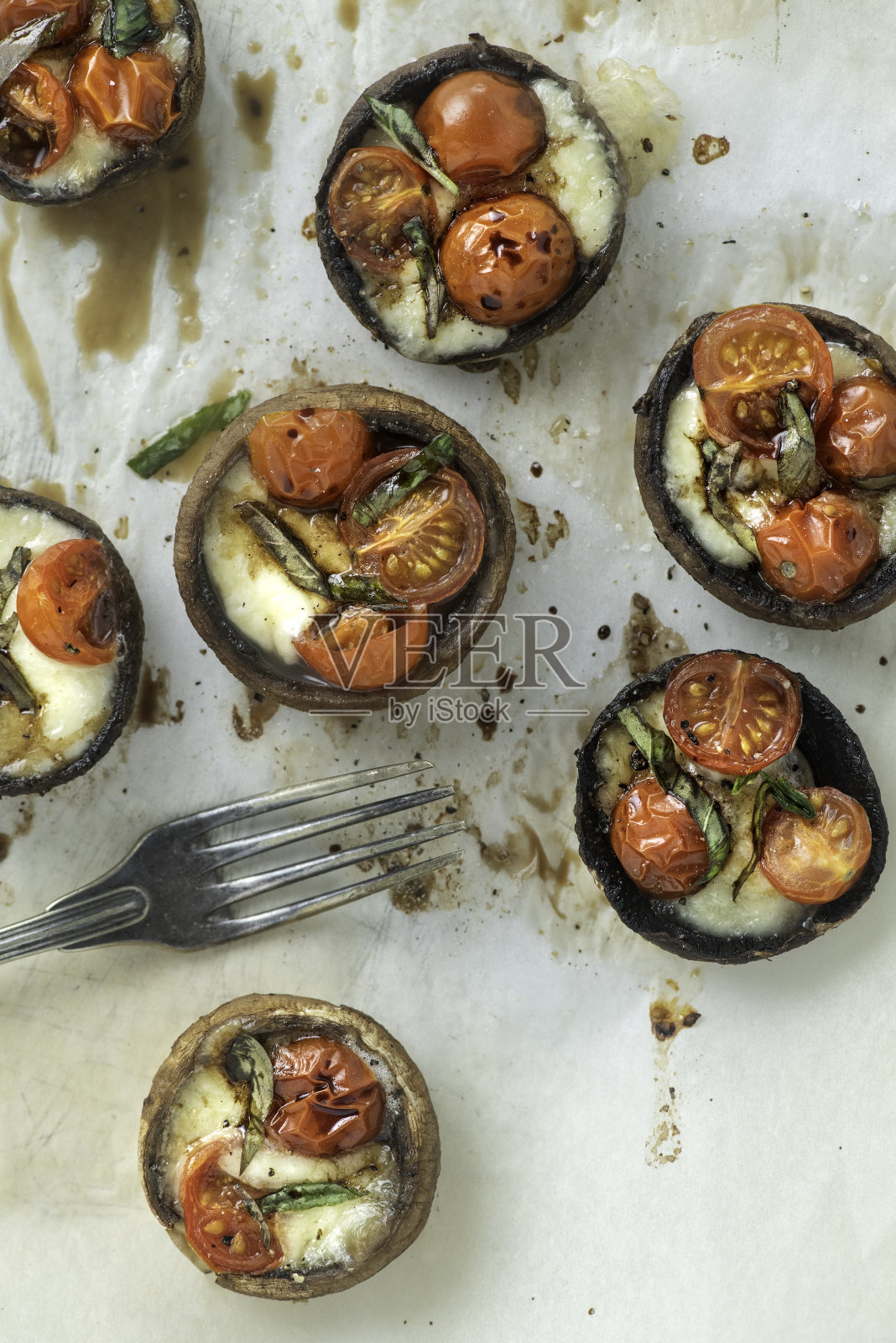 蘑菇里塞满了马苏里拉奶酪和樱桃番茄照片摄影图片