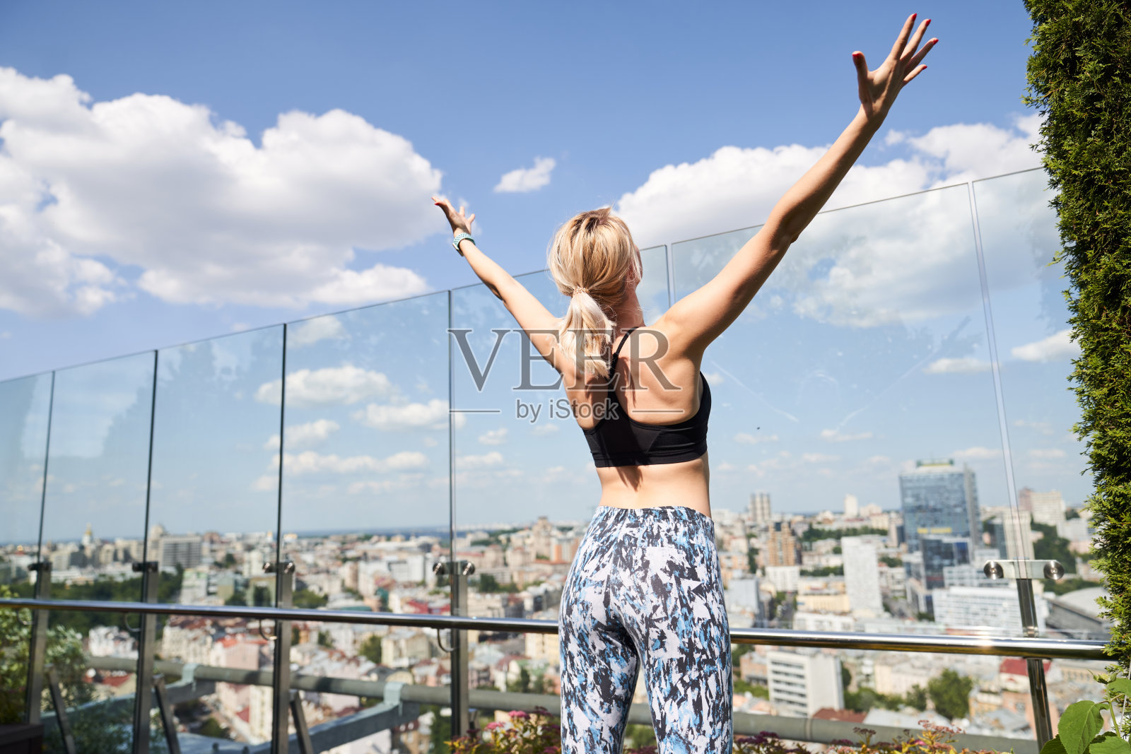 在城市里享受自由和活力的运动女士照片摄影图片