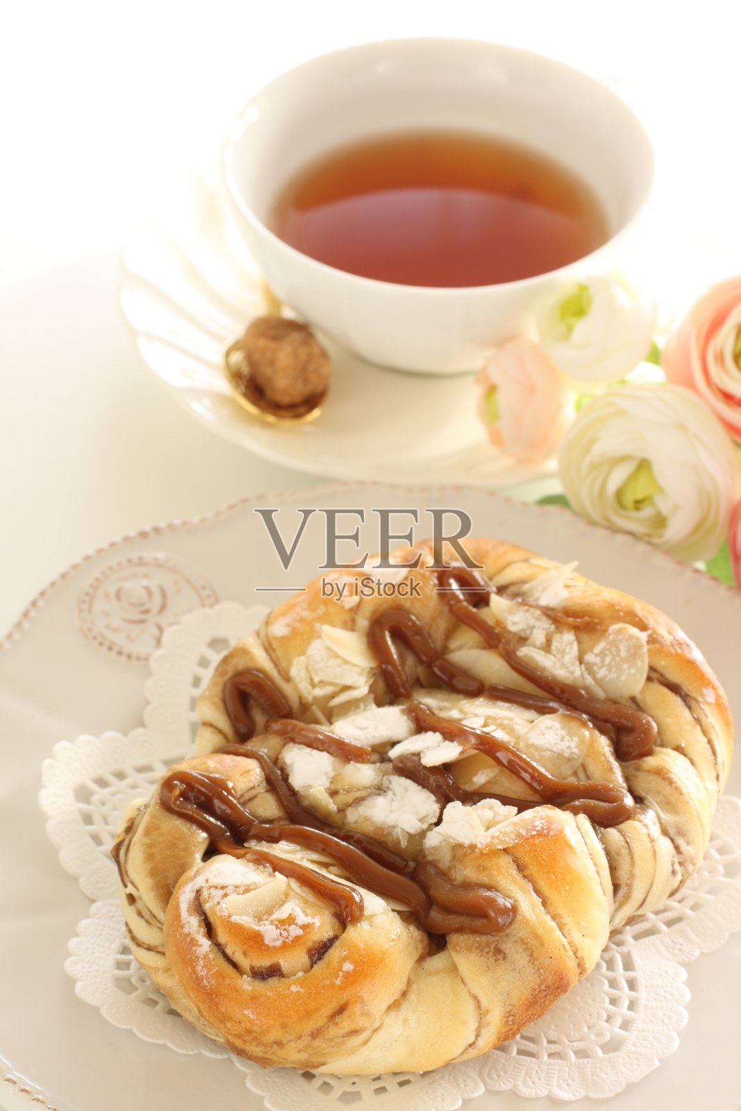 有拷贝空间的巧克力和杏仁焦糖面包照片摄影图片