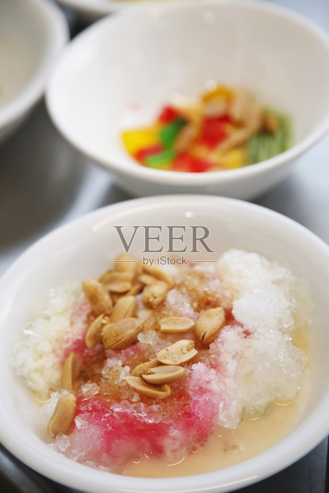 刨冰加彩色糖浆和炼乳加上花生照片摄影图片