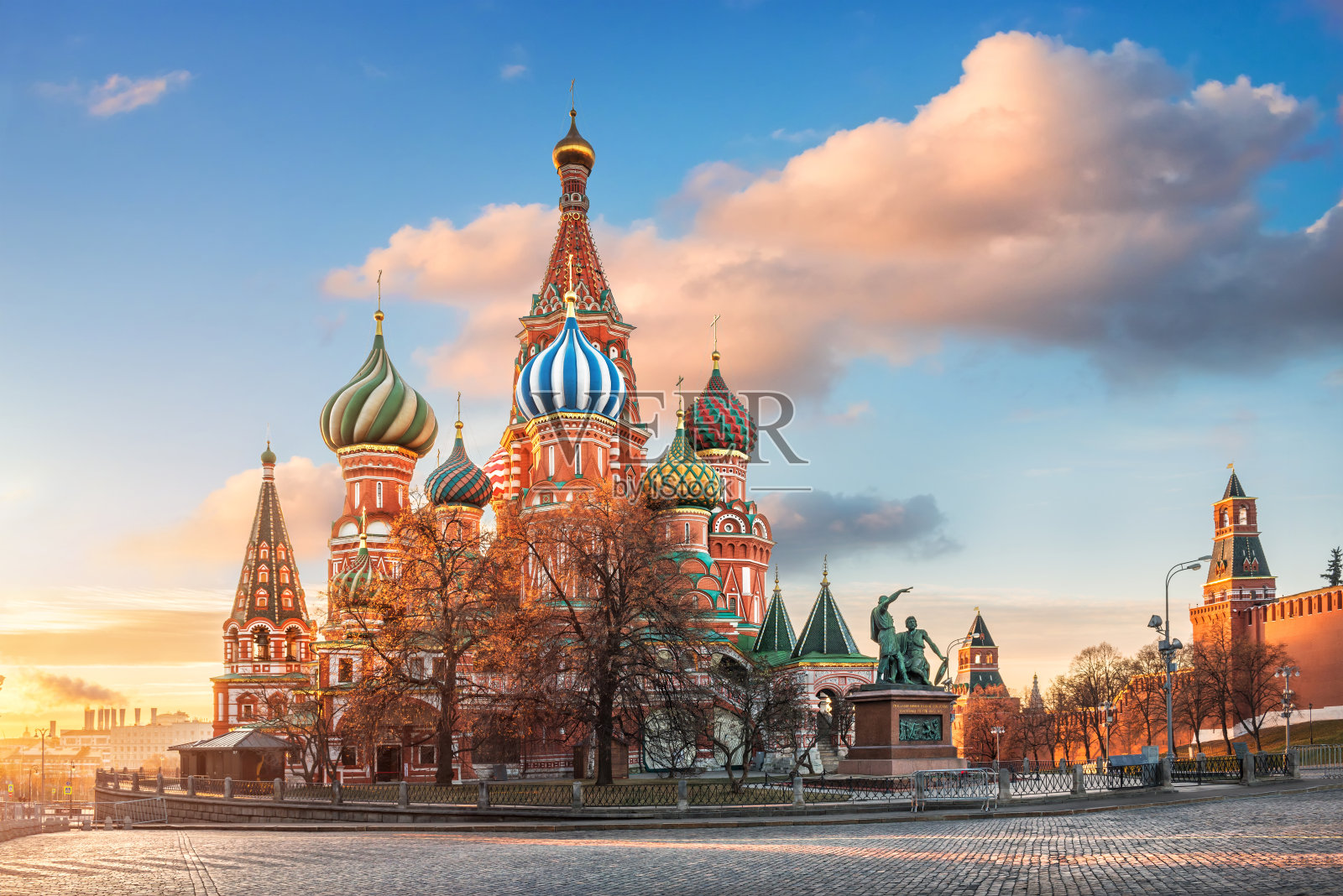 蓝天下莫斯科红场上的圣巴西尔大教堂照片摄影图片