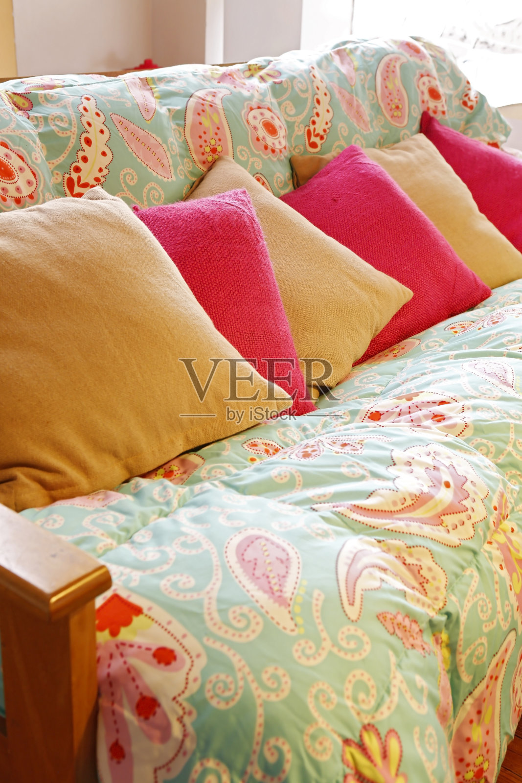 特写的彩色图案扶手椅照片摄影图片