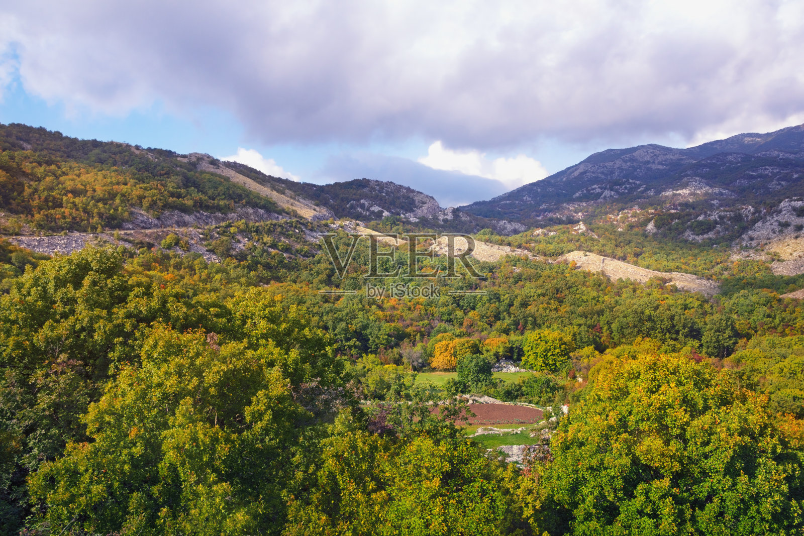 秋天的山地景观。第纳尔阿尔卑斯,波斯尼亚和黑塞哥维那照片摄影图片