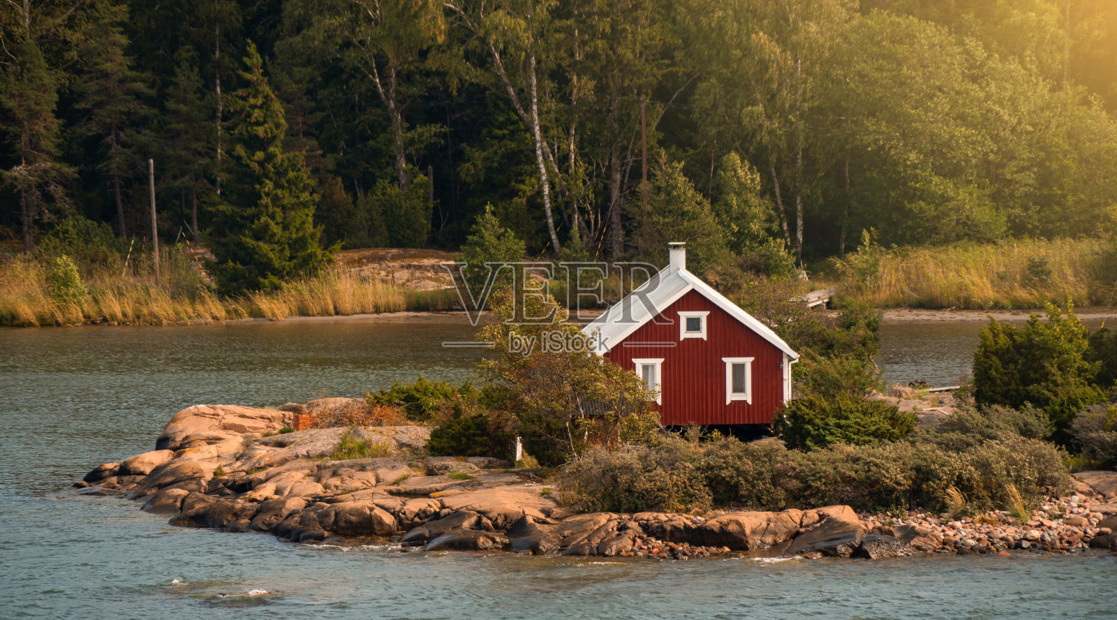 湖边的村庄照片摄影图片