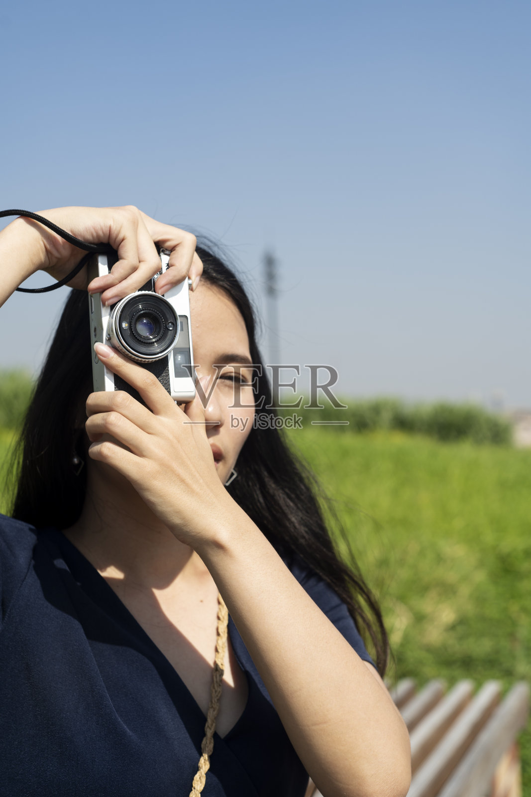 长发女人和她的相机。照片摄影图片