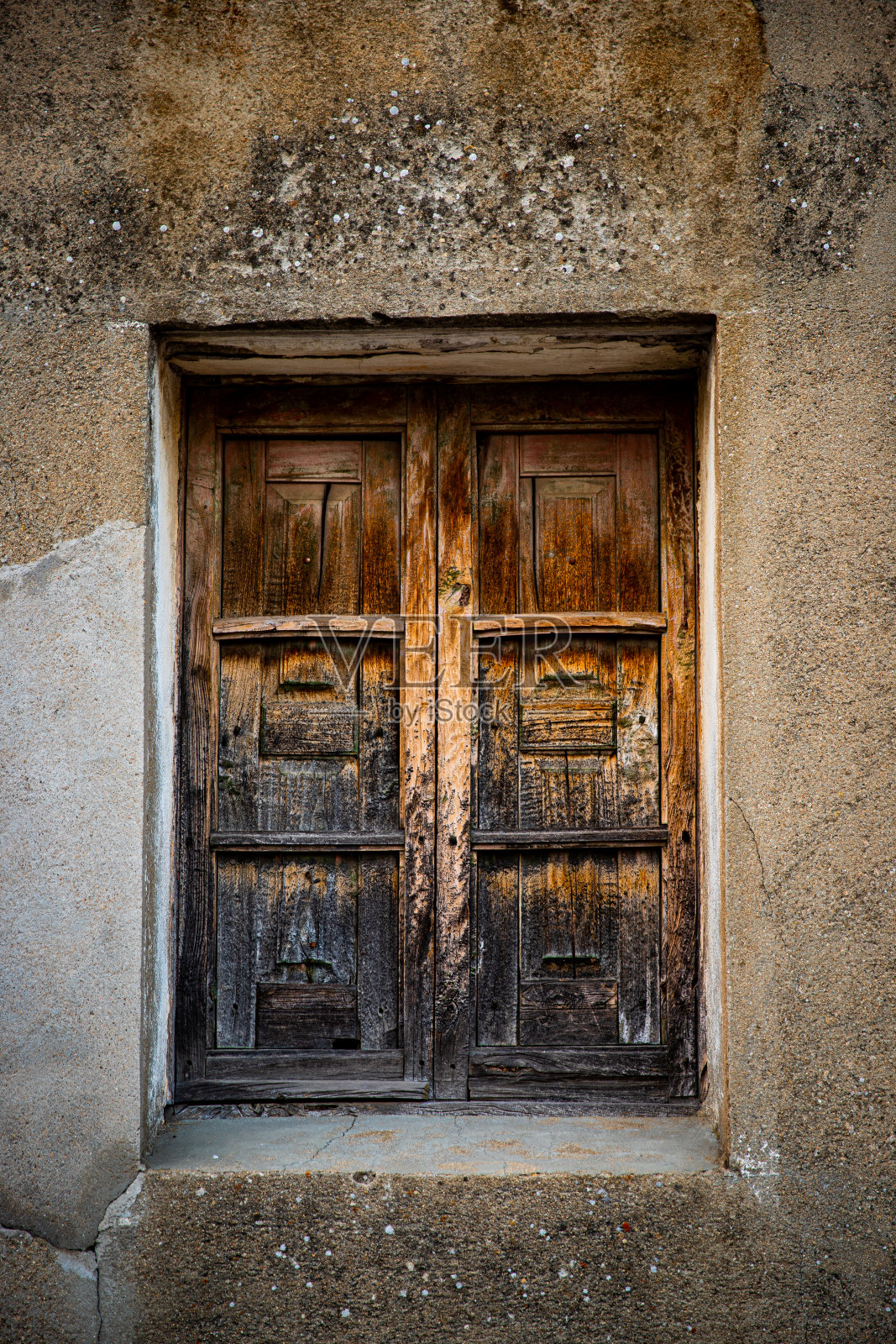 一扇用木门关闭的窗户照片摄影图片