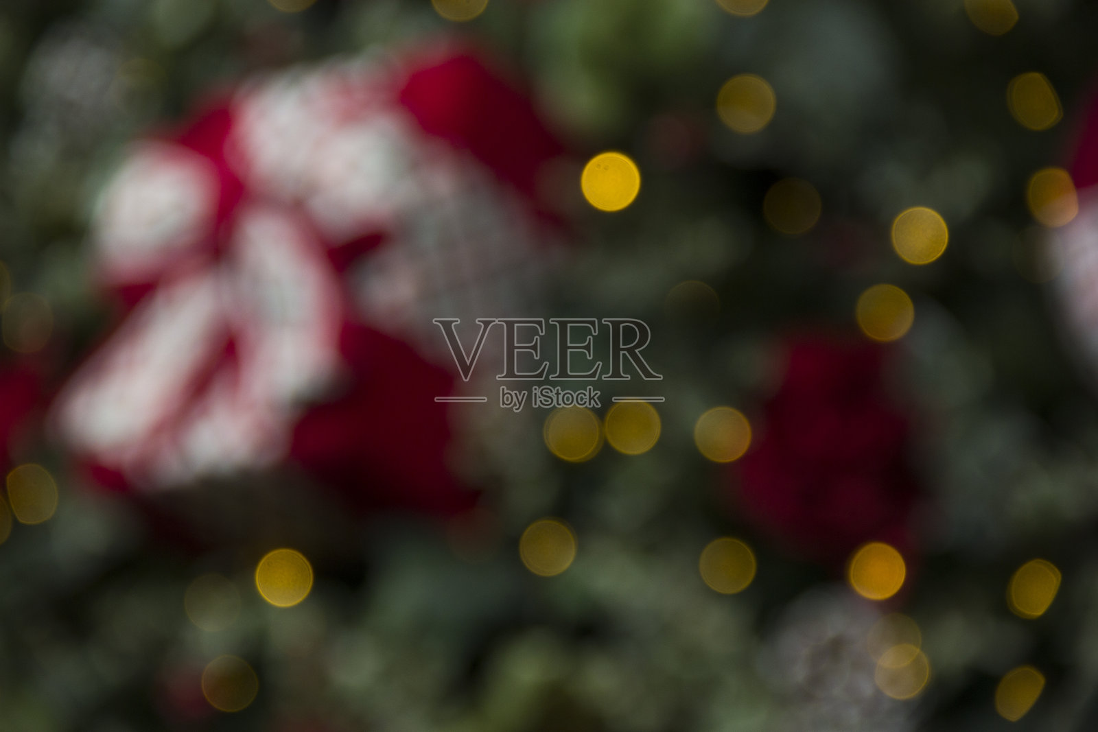 圣诞场景与礼物和树的对象。圣诞装饰。圣诞背景模糊。照片摄影图片