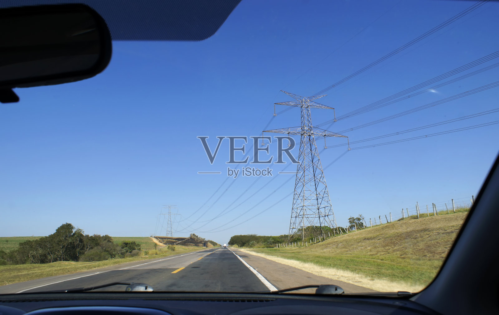 乘客的观点,汽车从一个电力塔。照片摄影图片