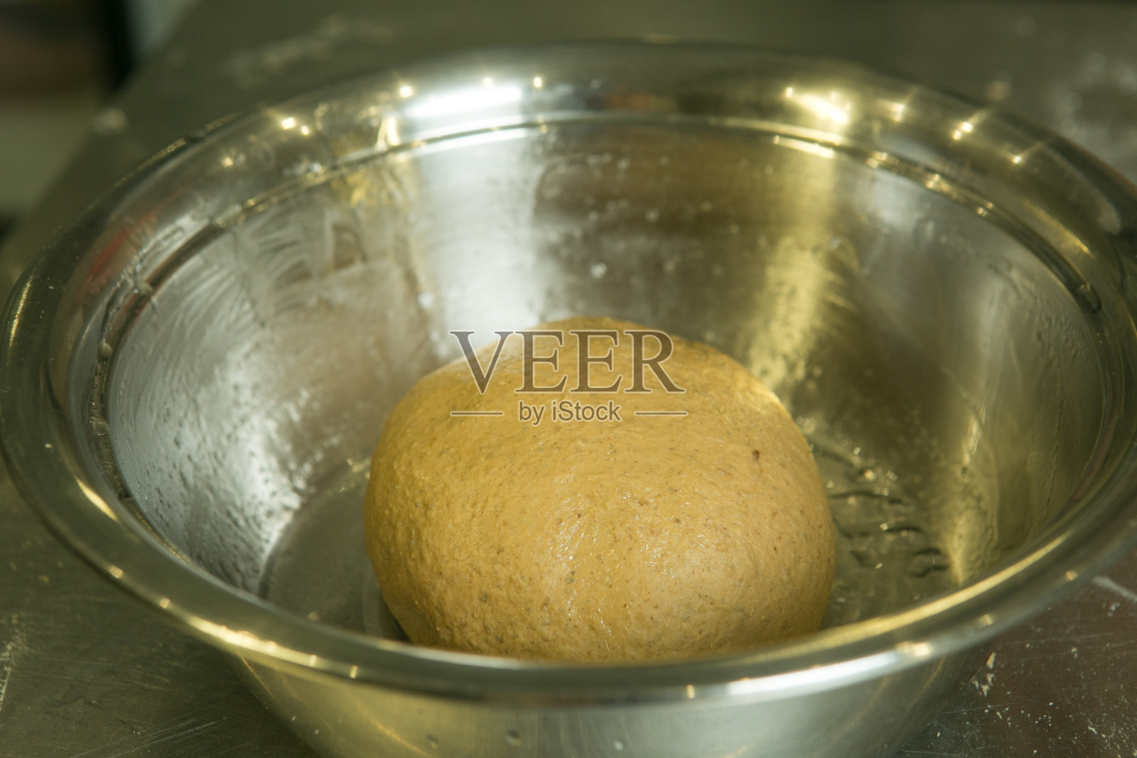 制作面包的过程。面团在烘烤之前就准备好了。照片摄影图片