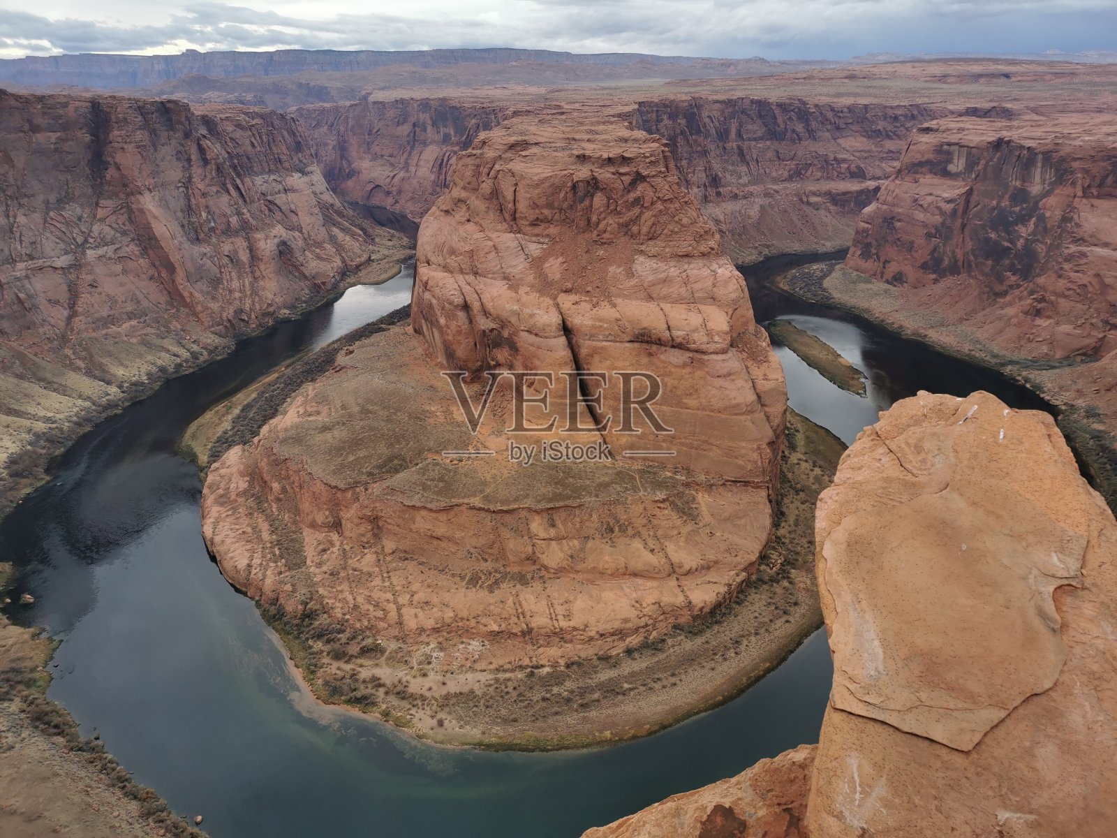 靠近马蹄形弯道照片摄影图片