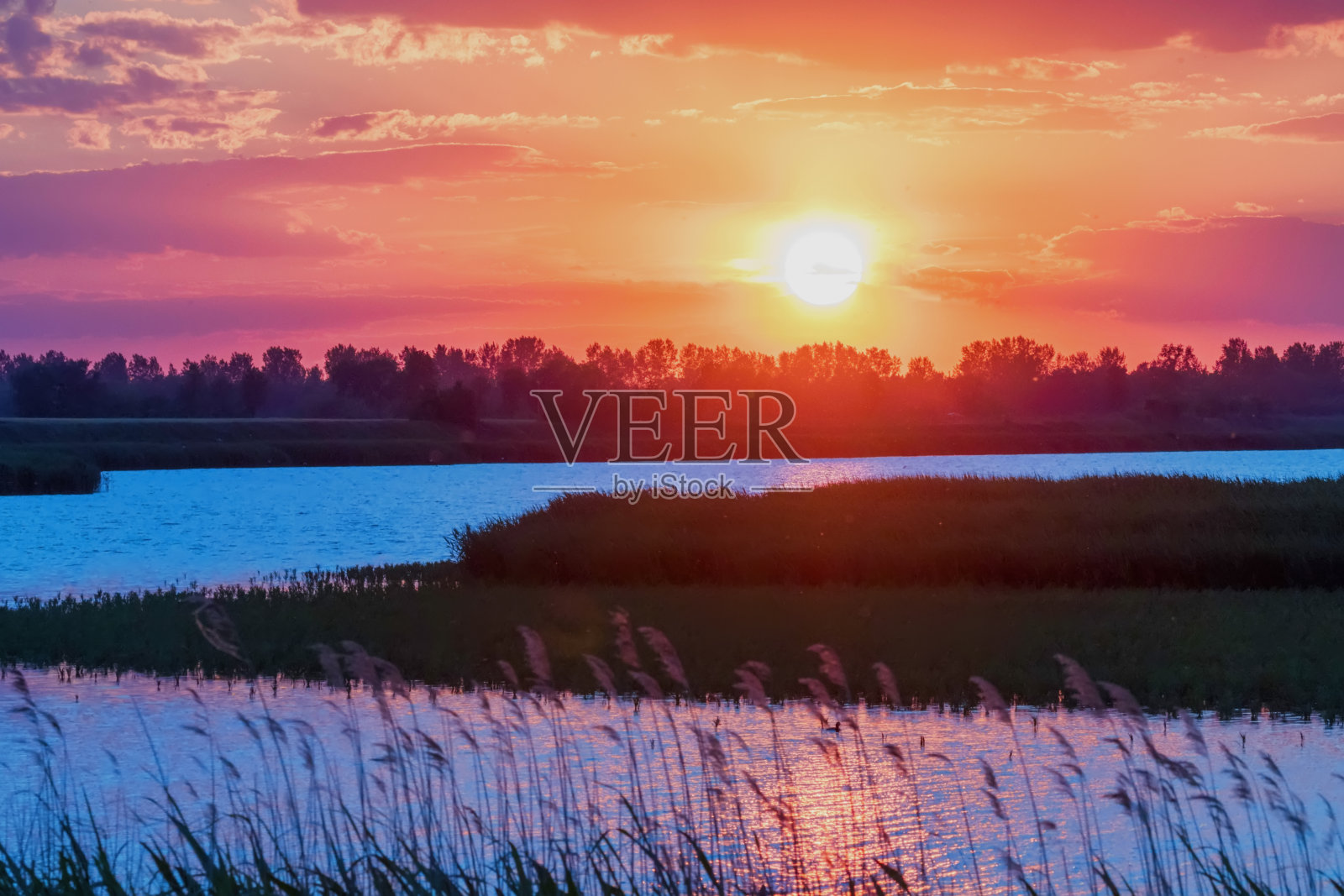 湖面上的夕阳,水面上的夕阳照片摄影图片