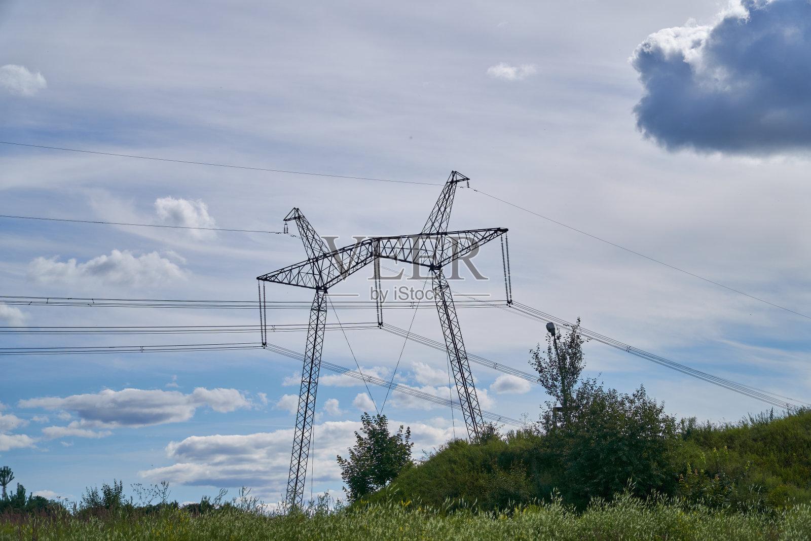 天空背景上的电气支持照片摄影图片