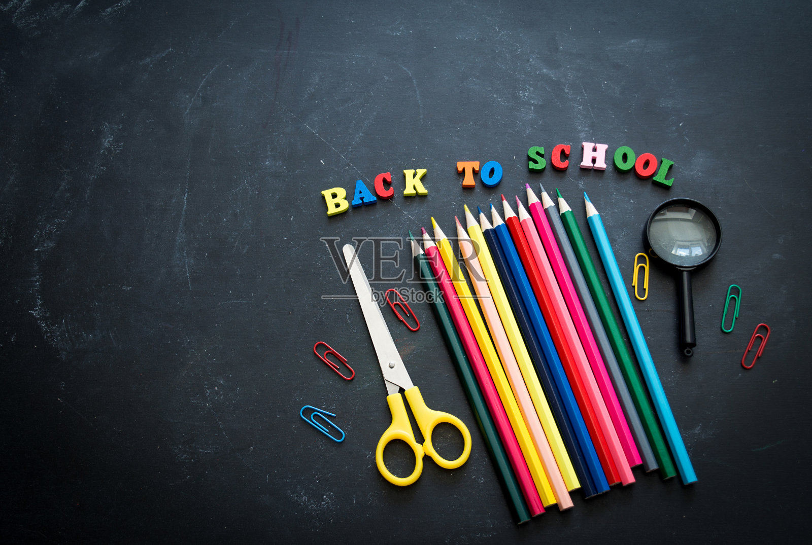 回到学校的概念。学校用品以黑板为背景。2020新学年。平的。副本的空间。照片摄影图片