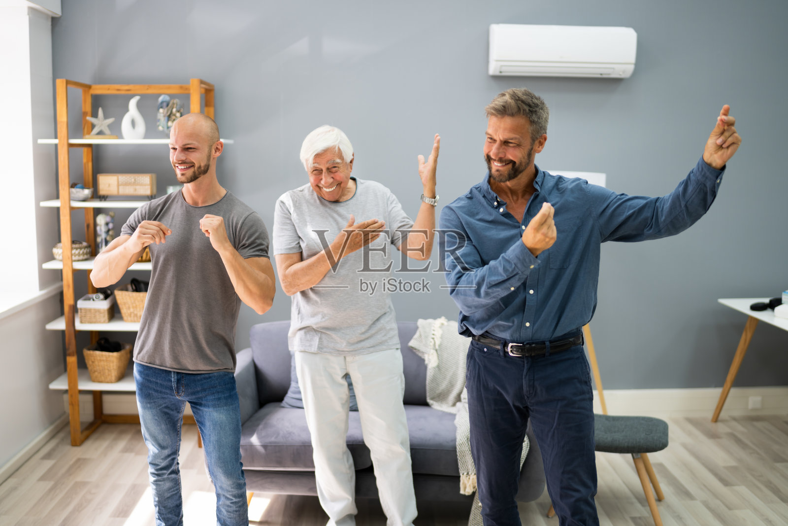 三代男人跳舞和锻炼照片摄影图片