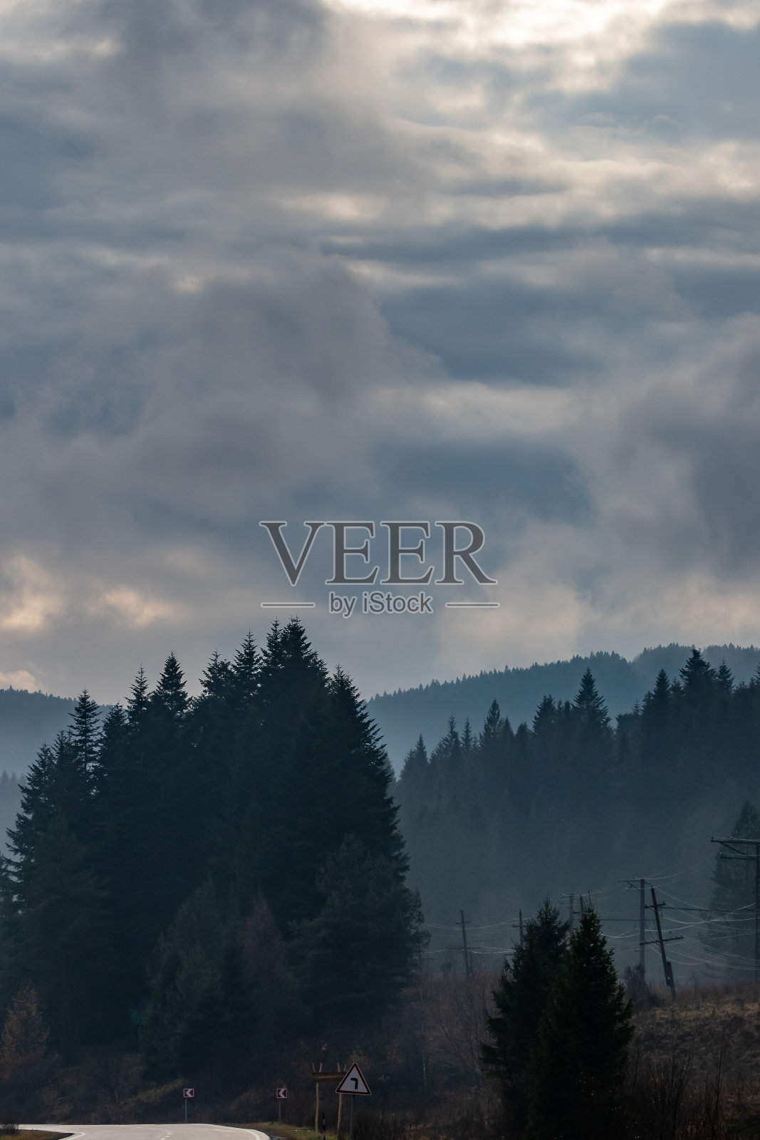 高山的山顶被云遮住了。雾。秋天的风景。照片摄影图片