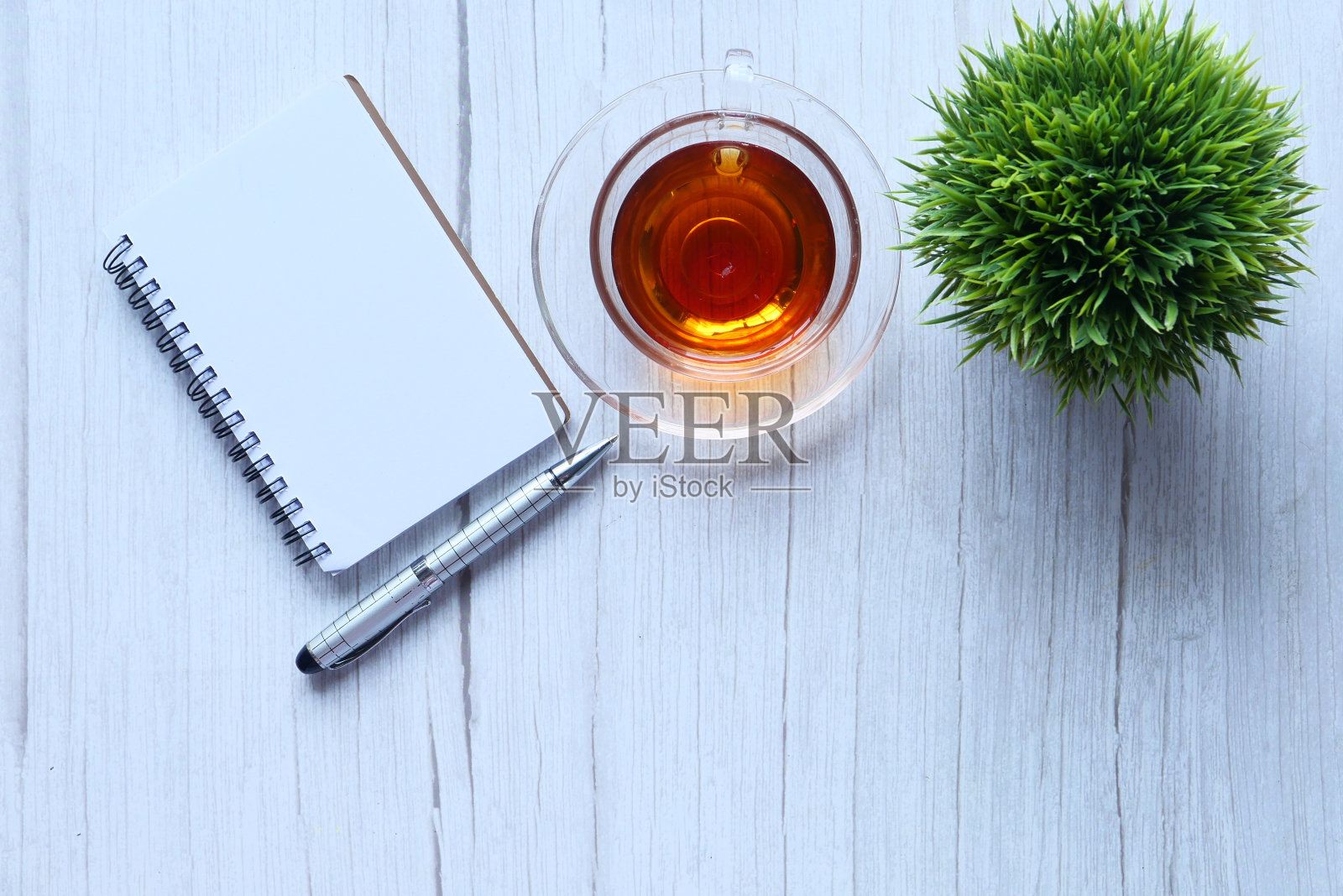 在白色背景上打开记事本的高角度视图照片摄影图片