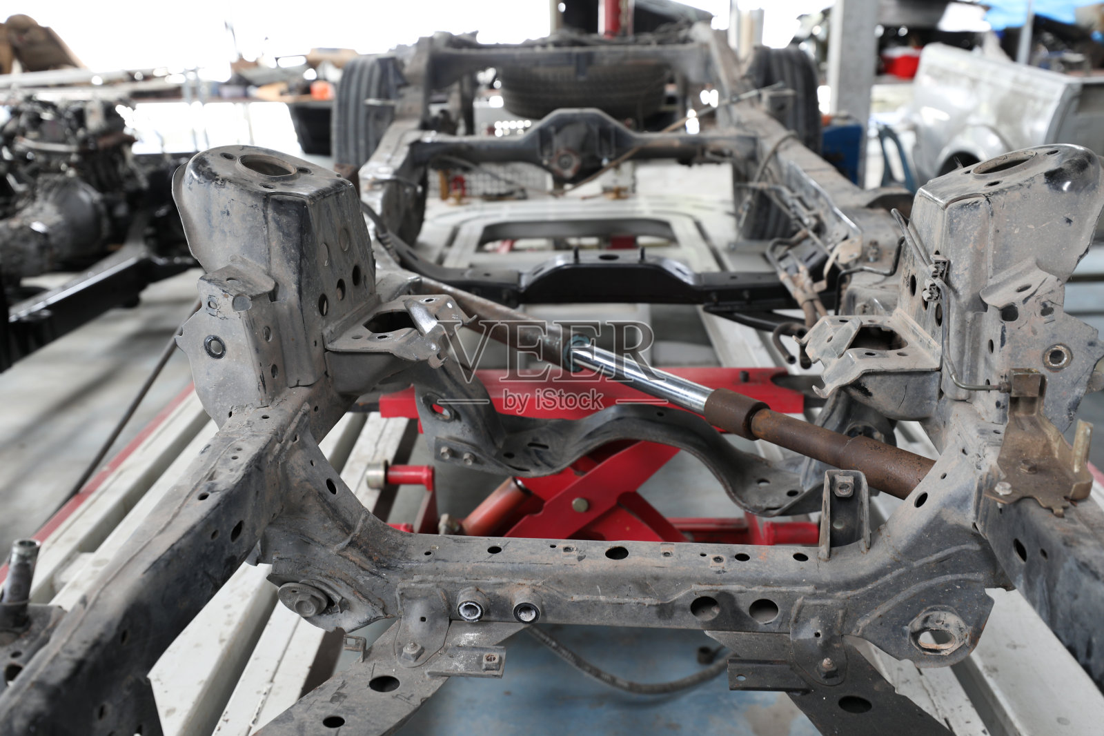 车祸,车在车库里等着修理。照片摄影图片