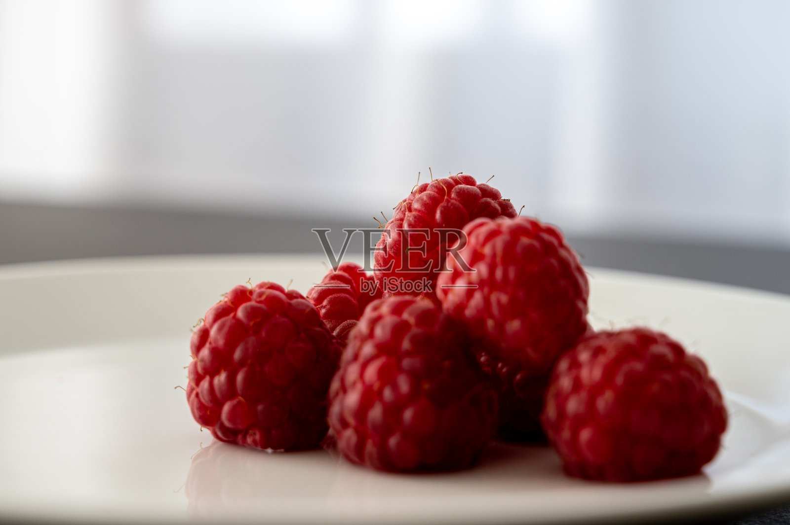 白色的盘子,上面有覆盆子照片摄影图片